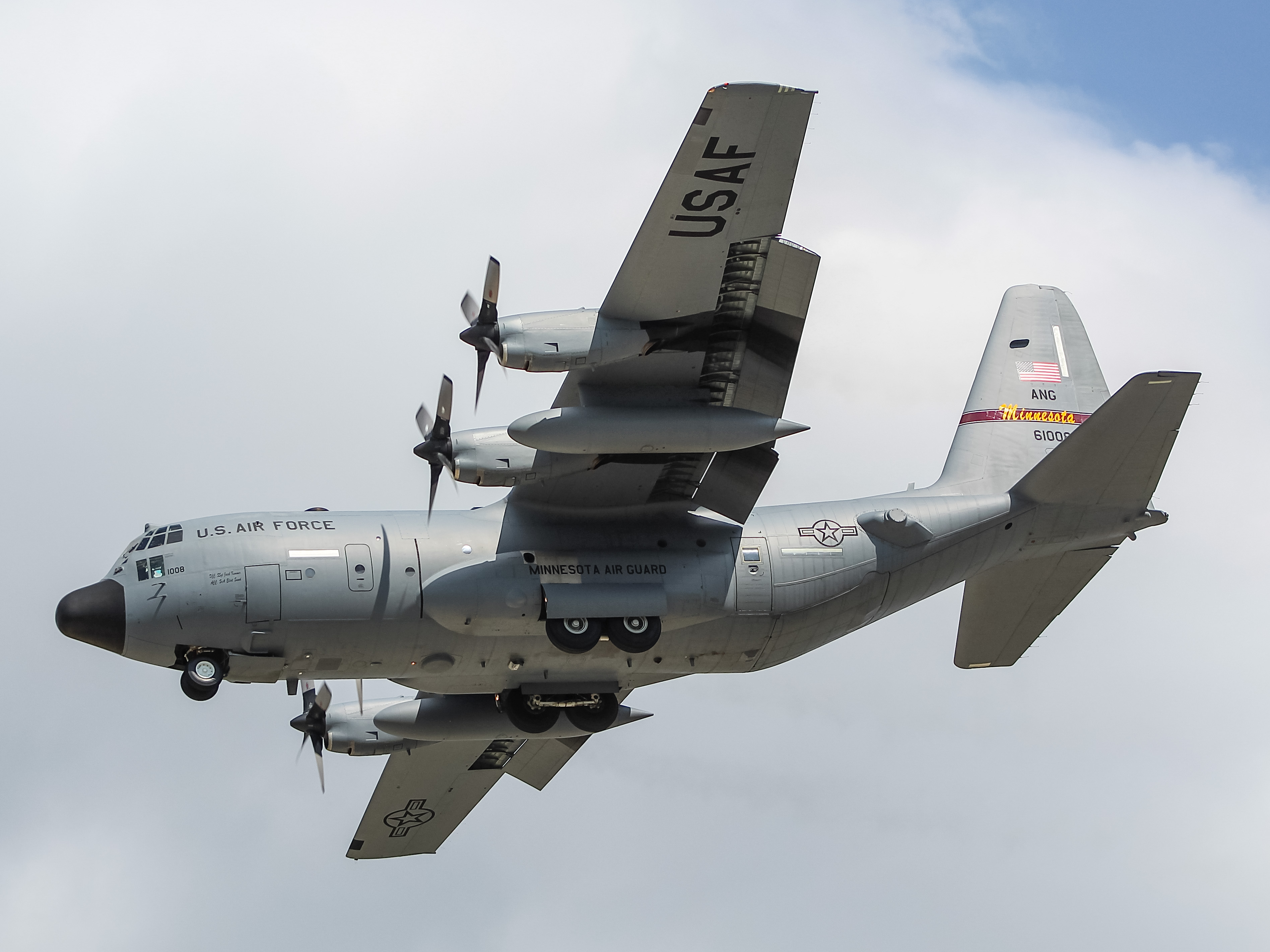 Full size: USAF - United States Air Force Lockheed C-130H Hercules 96-1008 at General Mitchell International Airport