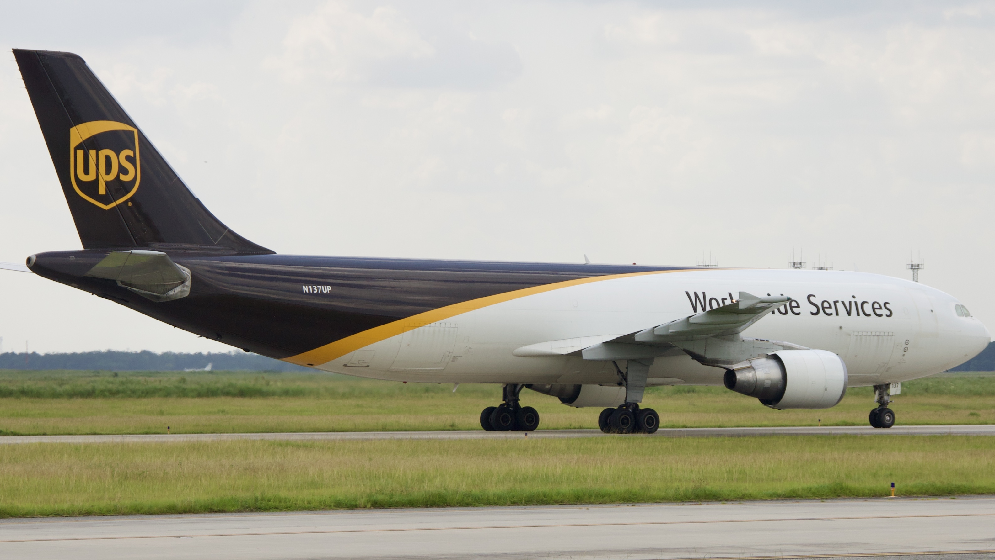 Full size: United Parcel Service Airbus A300F-600 N137UP at Houston-George Bush Intercontinental Airport