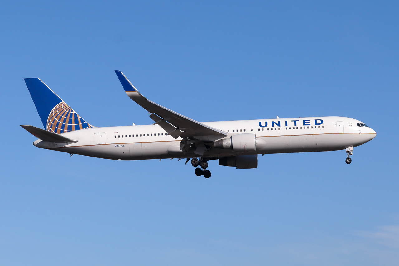 Full size: United Airlines Boeing 767-300 N673UA at London Heathrow International Airport