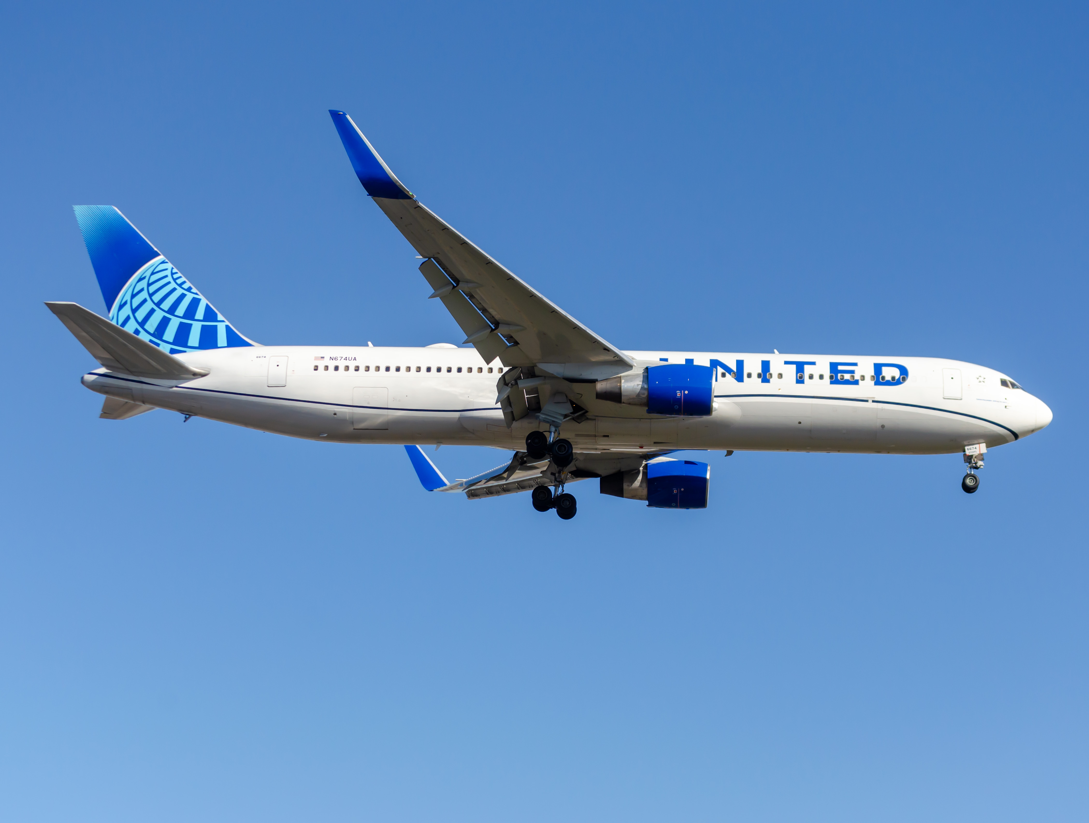 Full size: United Airlines Boeing 767-300 N674UA at Newark Liberty International Airport