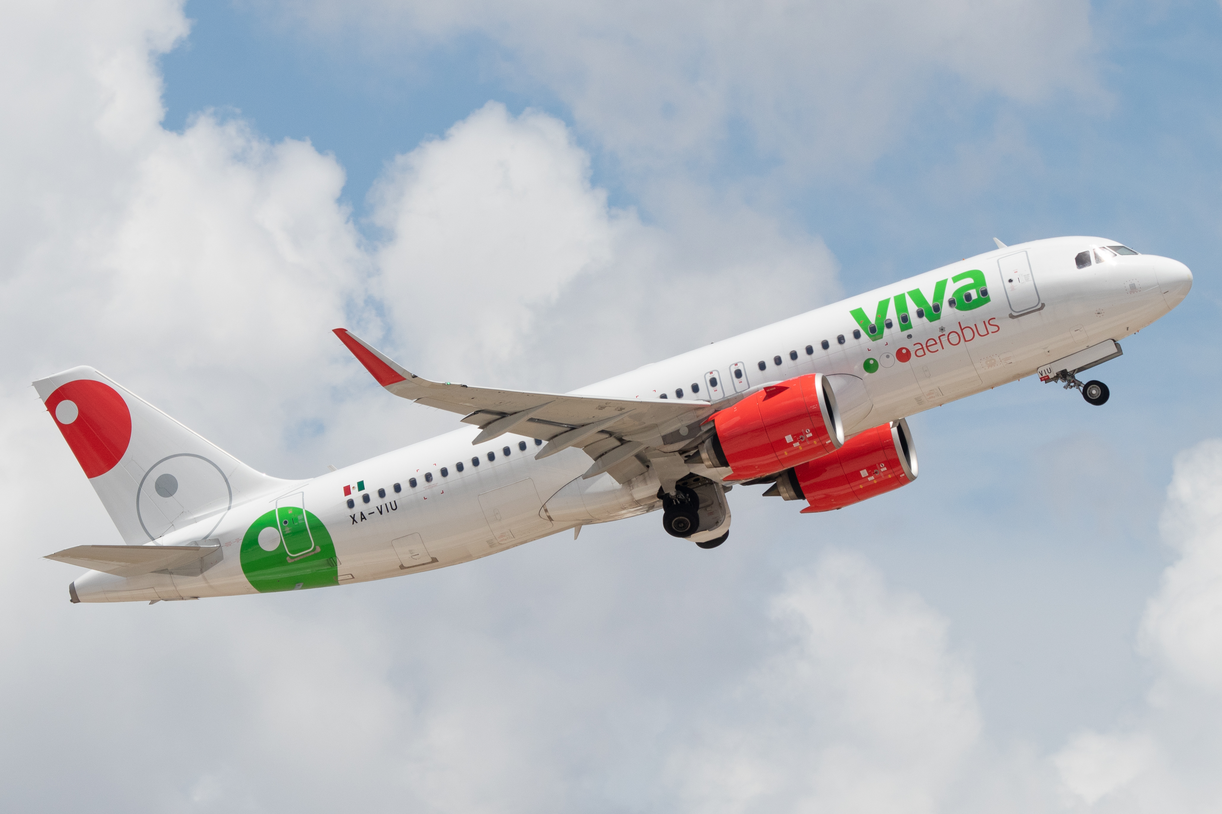Full size: VivaAerobus Airbus A320NEO XA-VIU at San Antonio International Airport