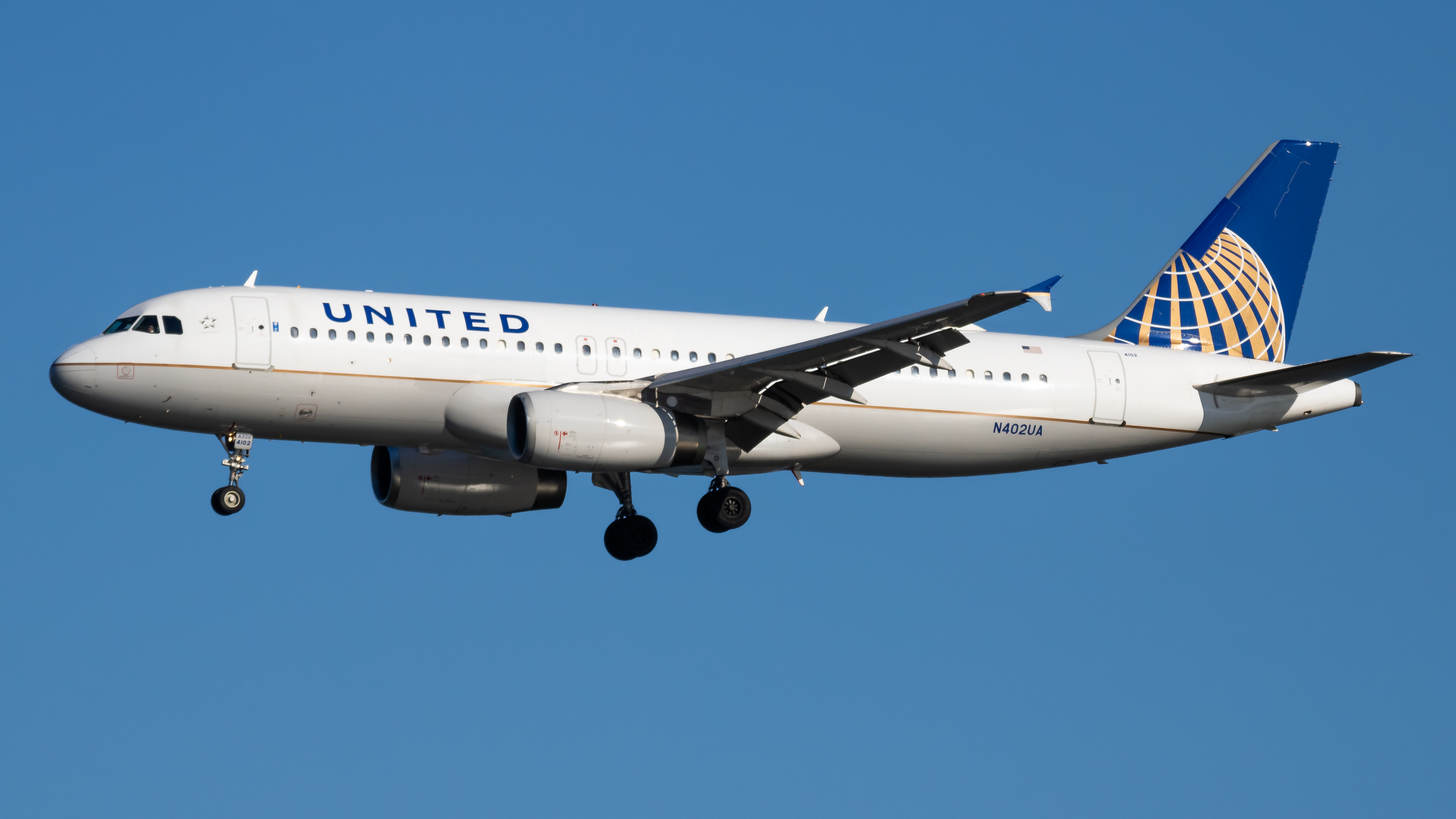 Full size: United Airlines Airbus A320 N402UA at Ronald Reagan National Airport