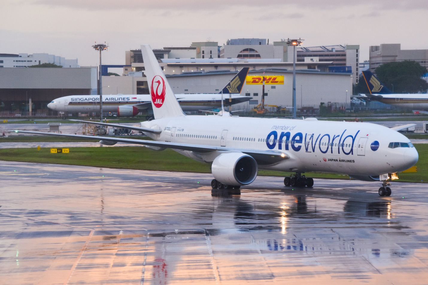 Full size: Japan Airlines  Boeing 777-200 JA708J at Singapore-Changi Airport