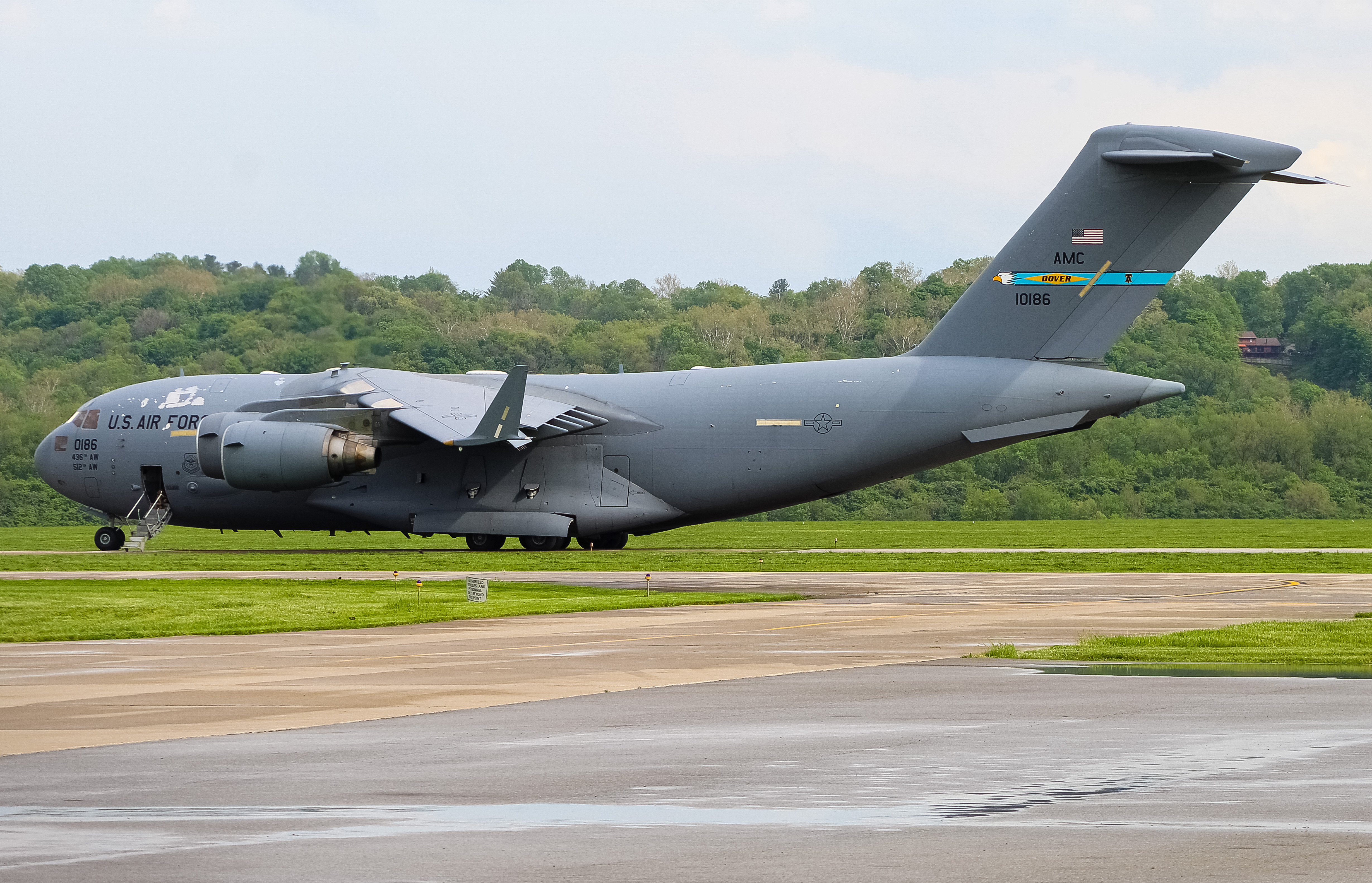 Full size: USAF - United States Air Force Boeing C-17 Globemaster III 01-0186 at Cincinnati Municipal Airport/Lunken Field