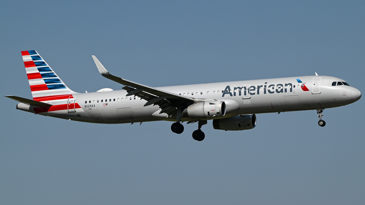 Full size: American Airlines Airbus A321-200 N124AA at Dallas-Fort Worth International Airport