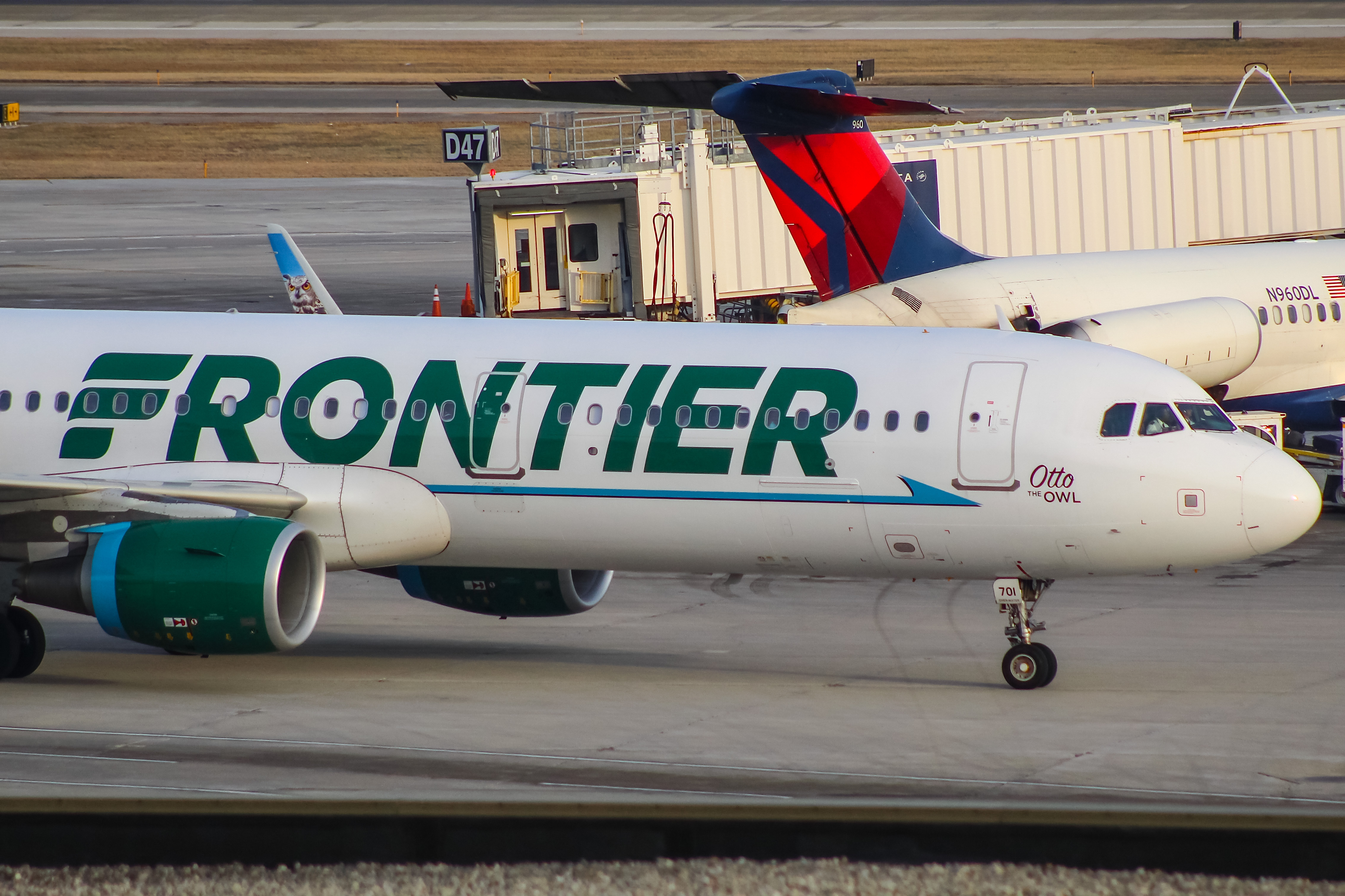 Full size: Frontier Airlines Airbus A321 N701FR at General Mitchell International Airport
