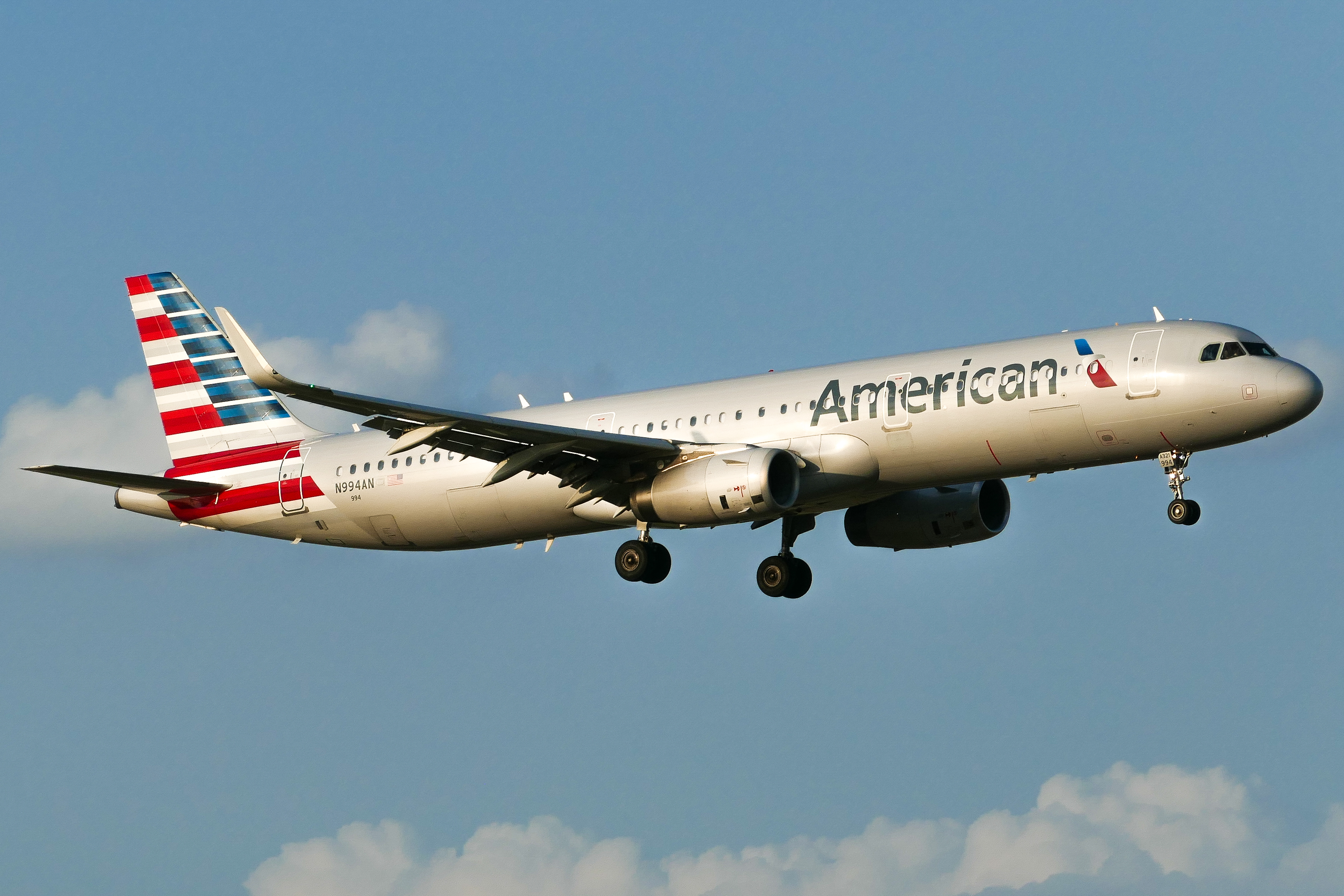 Full size: American Airlines Airbus A321-200 N994AN at Dallas-Fort Worth International Airport