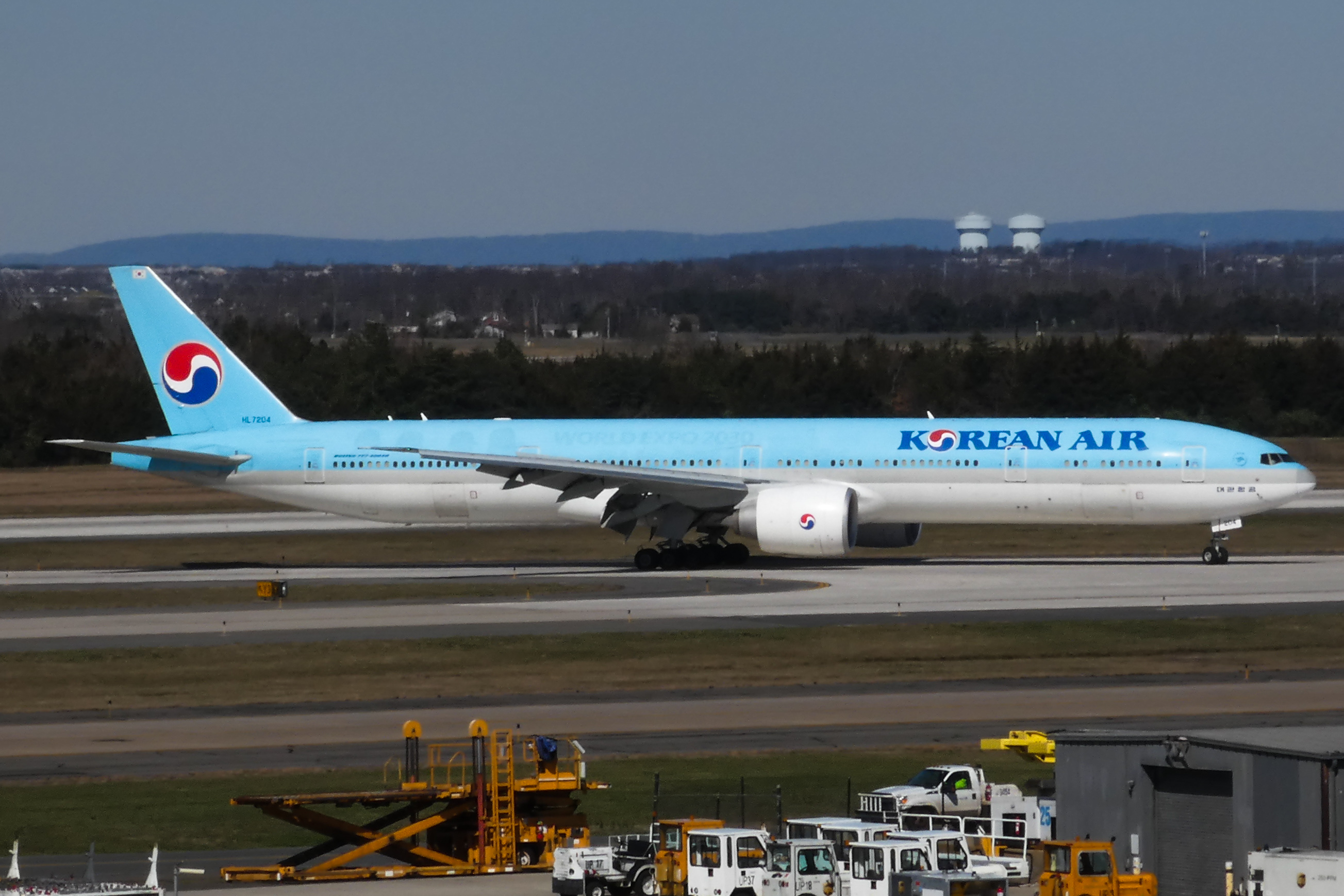 Full size: Korean Air Boeing 777-300ER HL7204 at Washington Dulles International Airport