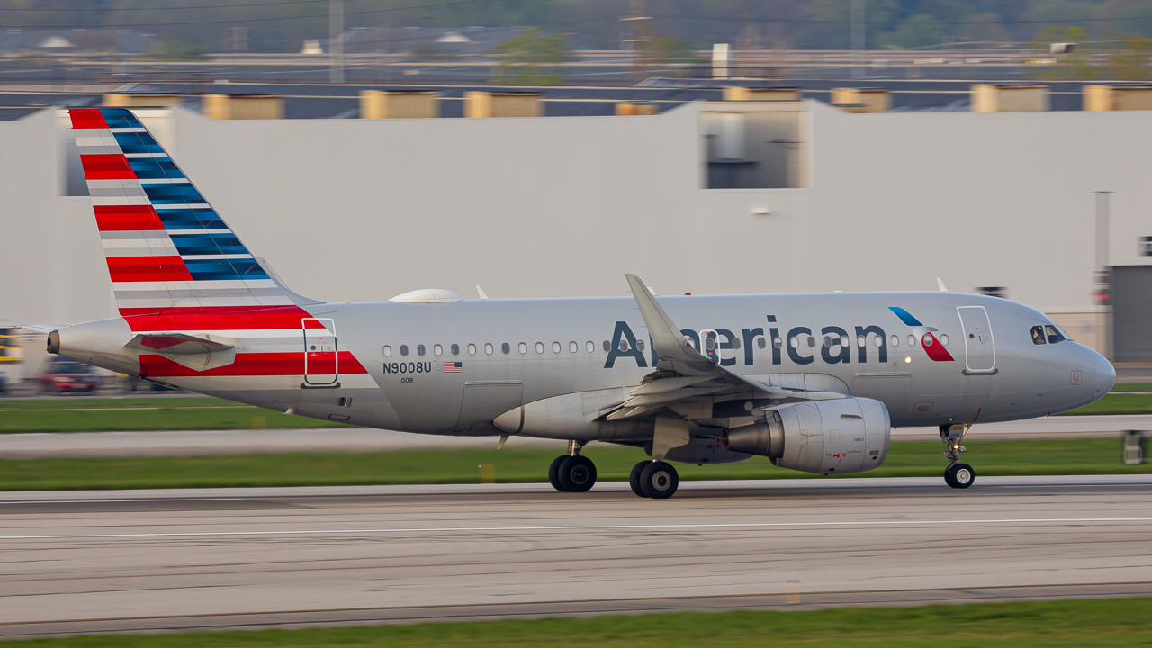 Full size: American Airlines Airbus A319 N9008U at John Glenn Columbus International Airport