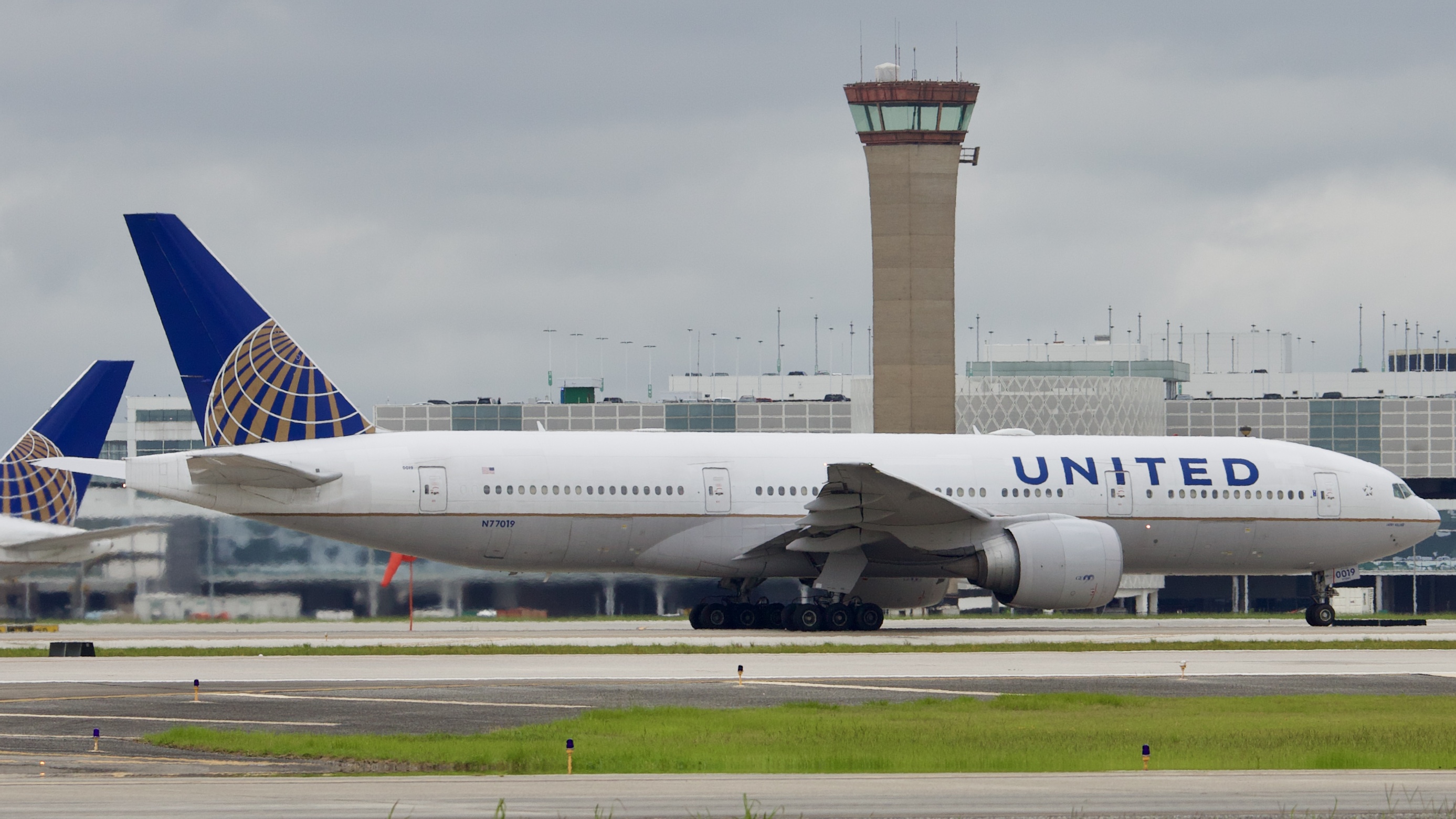 Full size: United Airlines Boeing 777-200ER N77019 at Houston-George Bush Intercontinental Airport