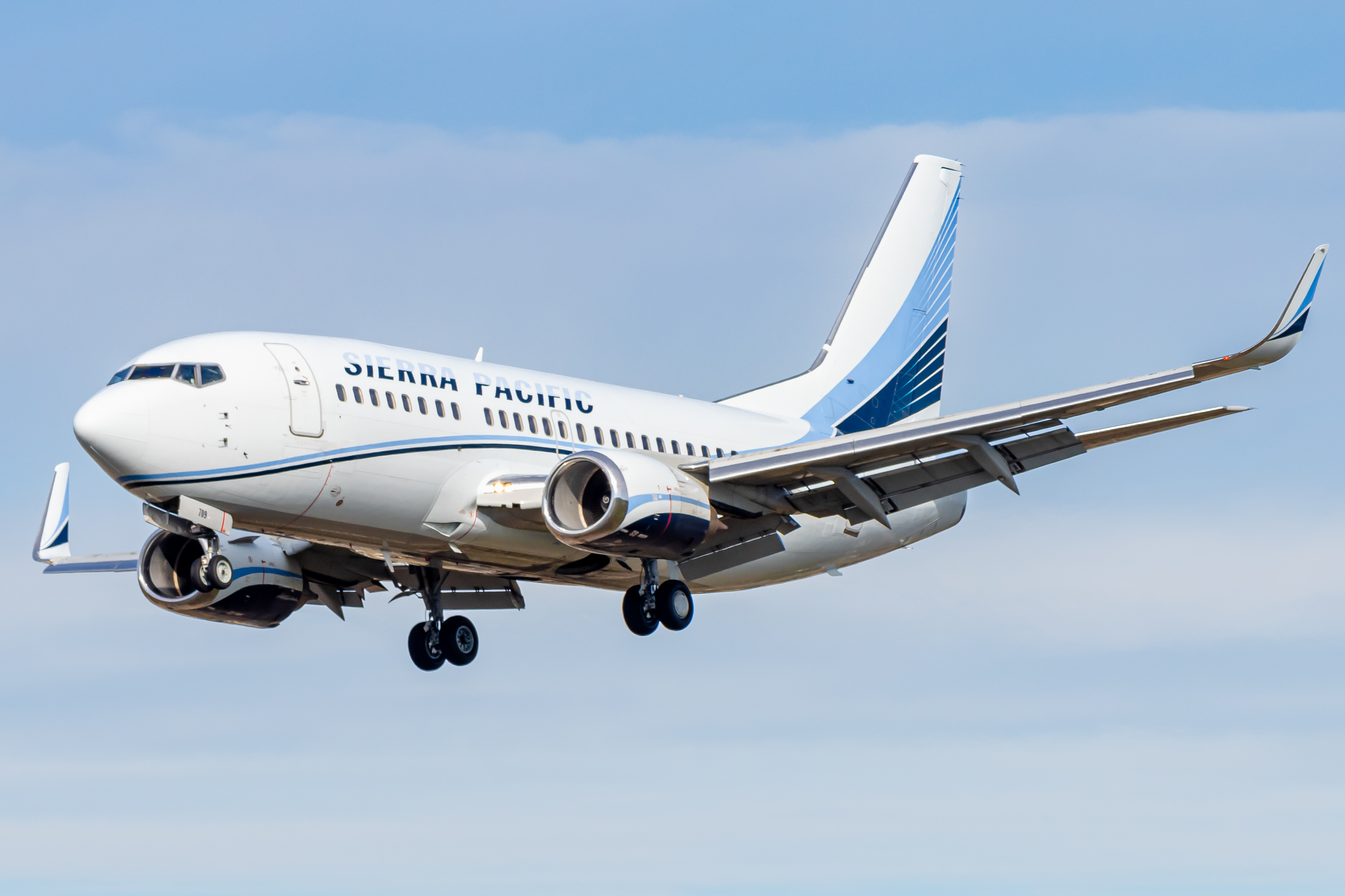 Full size: Sierra Pacific Airlines Boeing 737-500 N709S at Roberts Field Airport