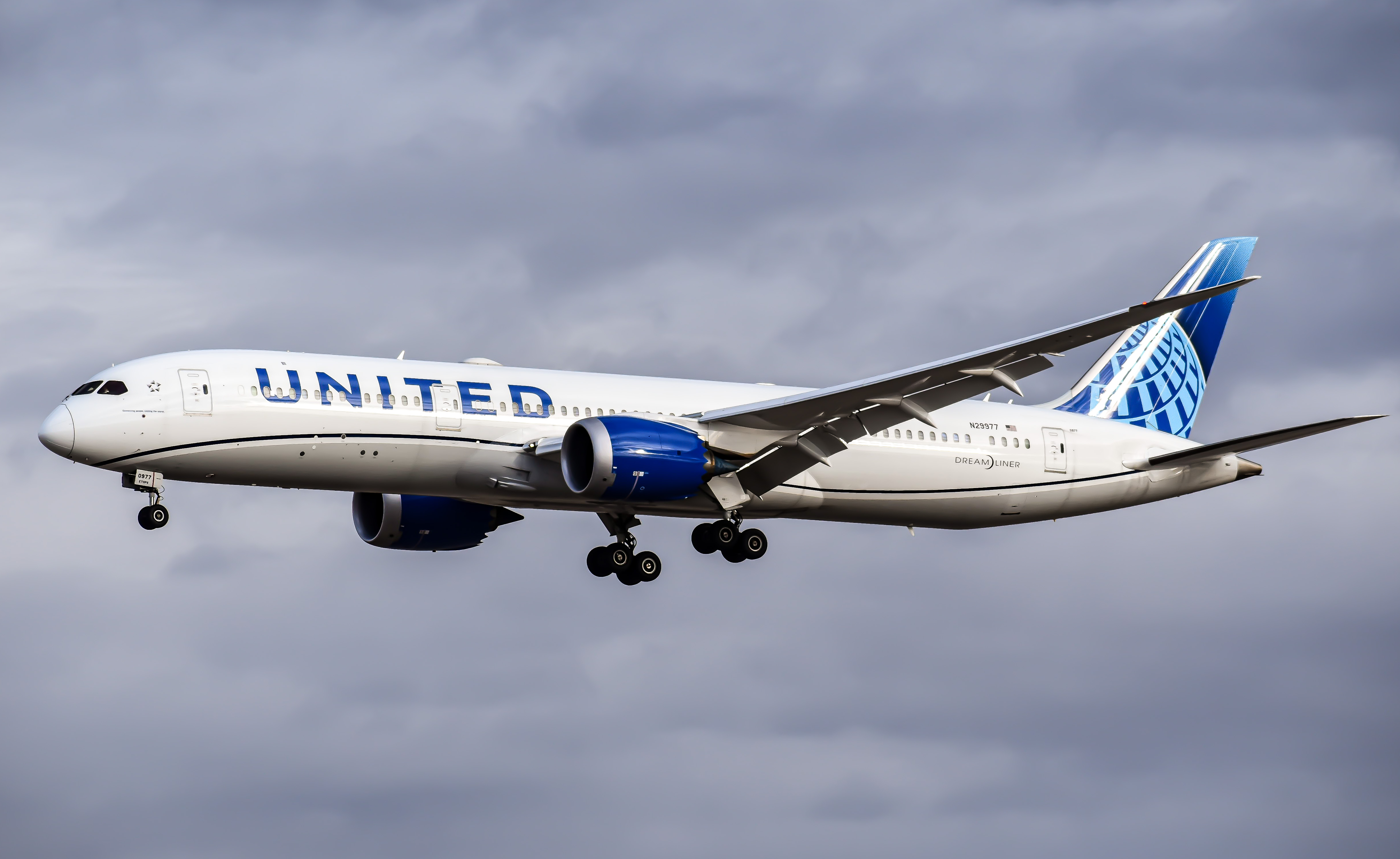 Full size: United Airlines Boeing 787-9 N29977 at Denver International Airport