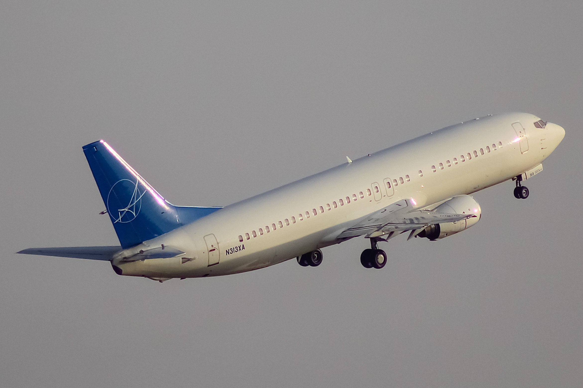 Full size: iAero Boeing 737-400 N313XA at General Mitchell International Airport