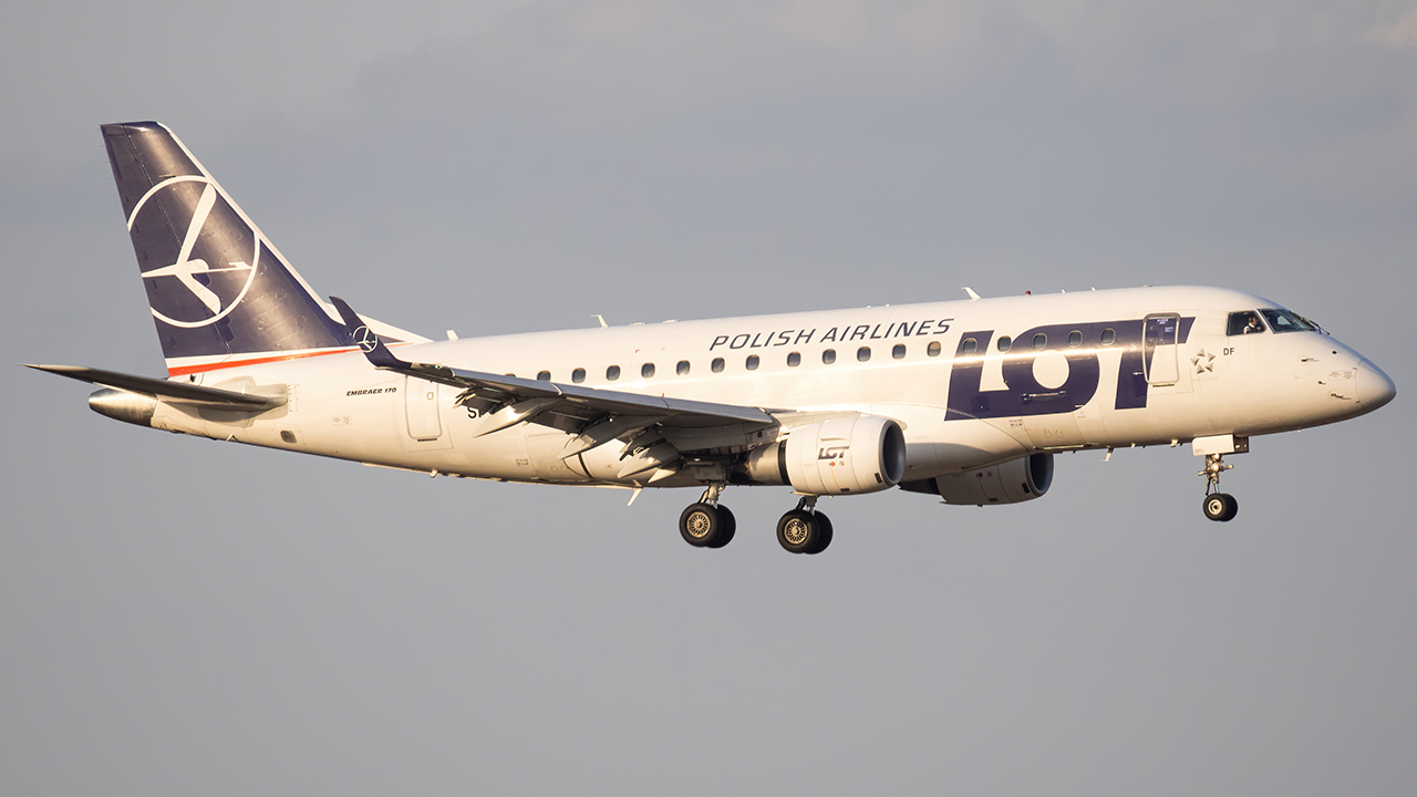 Full size: LOT Polish Airlines Embraer E170 SP-LDF at Vienna International Airport