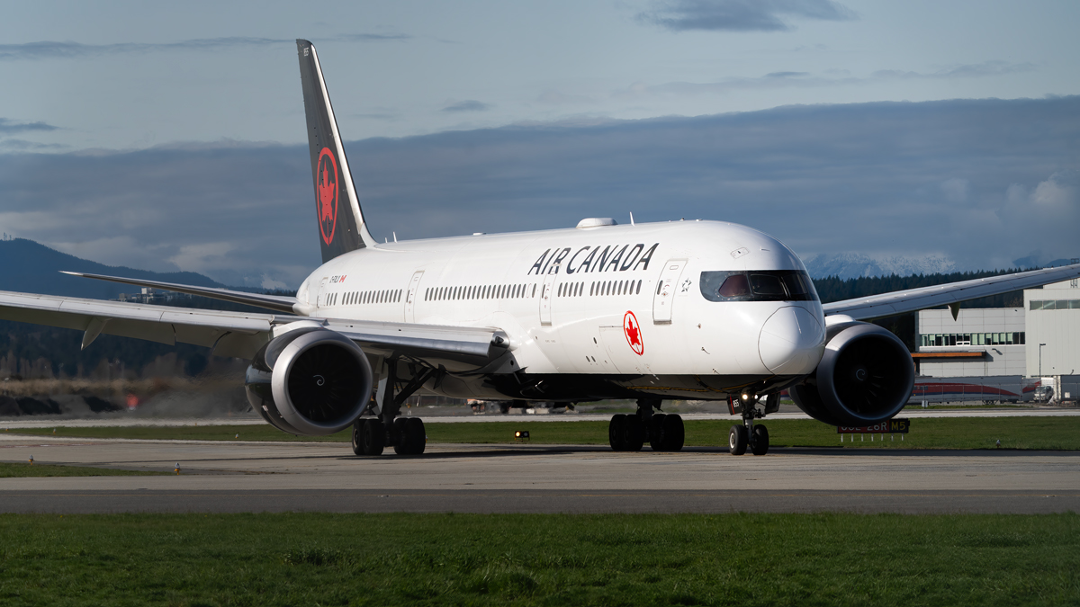 Full size: Air Canada Boeing 787-9 C-FVLX at Vancouver International Airport