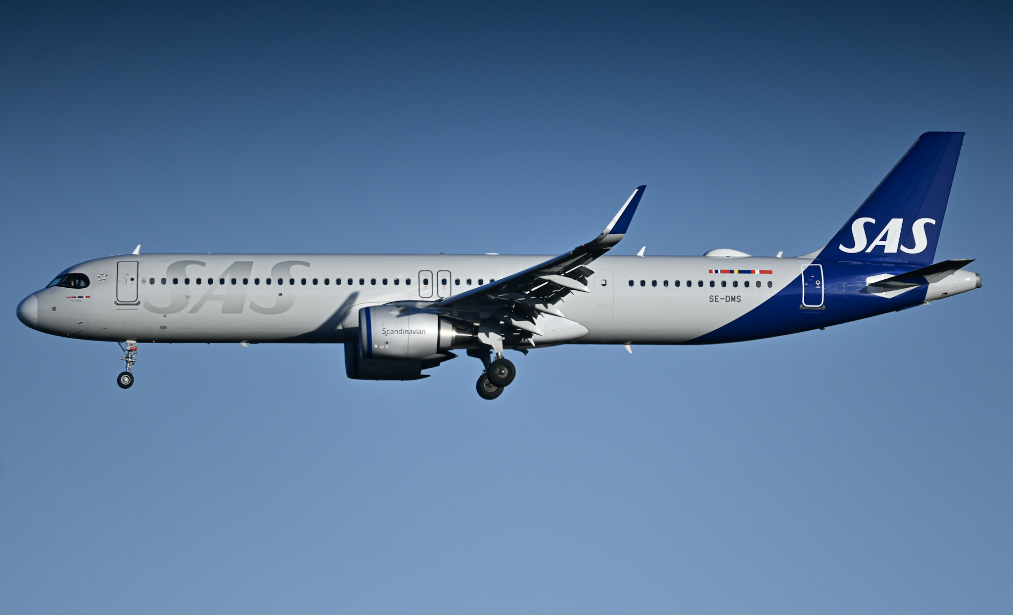 Full size: Scandinavian Airlines Airbus A321NEO SE-DMS at Washington Dulles International Airport