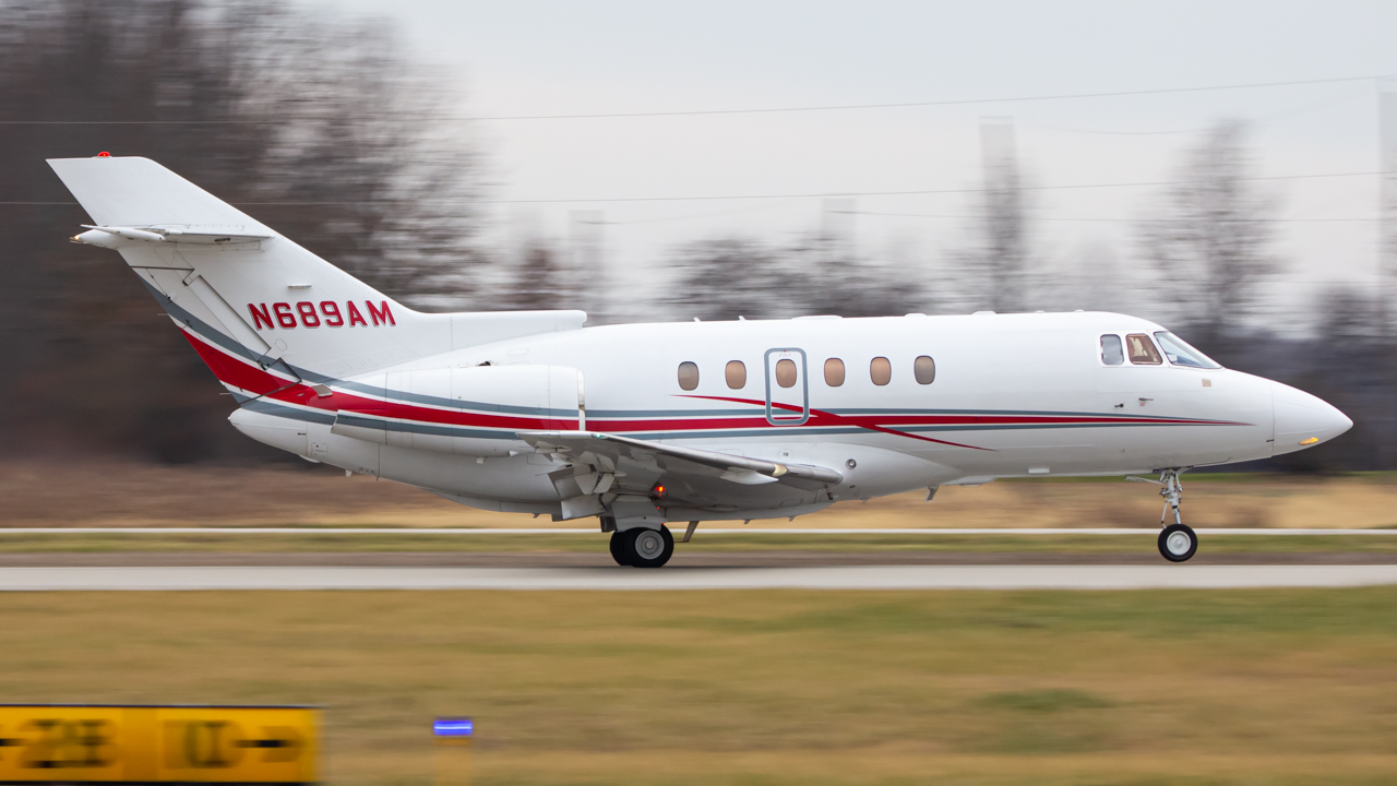 Full size: PRIVATE Beechcraft Hawker 800XP N689AM at Delaware Municipal Airport