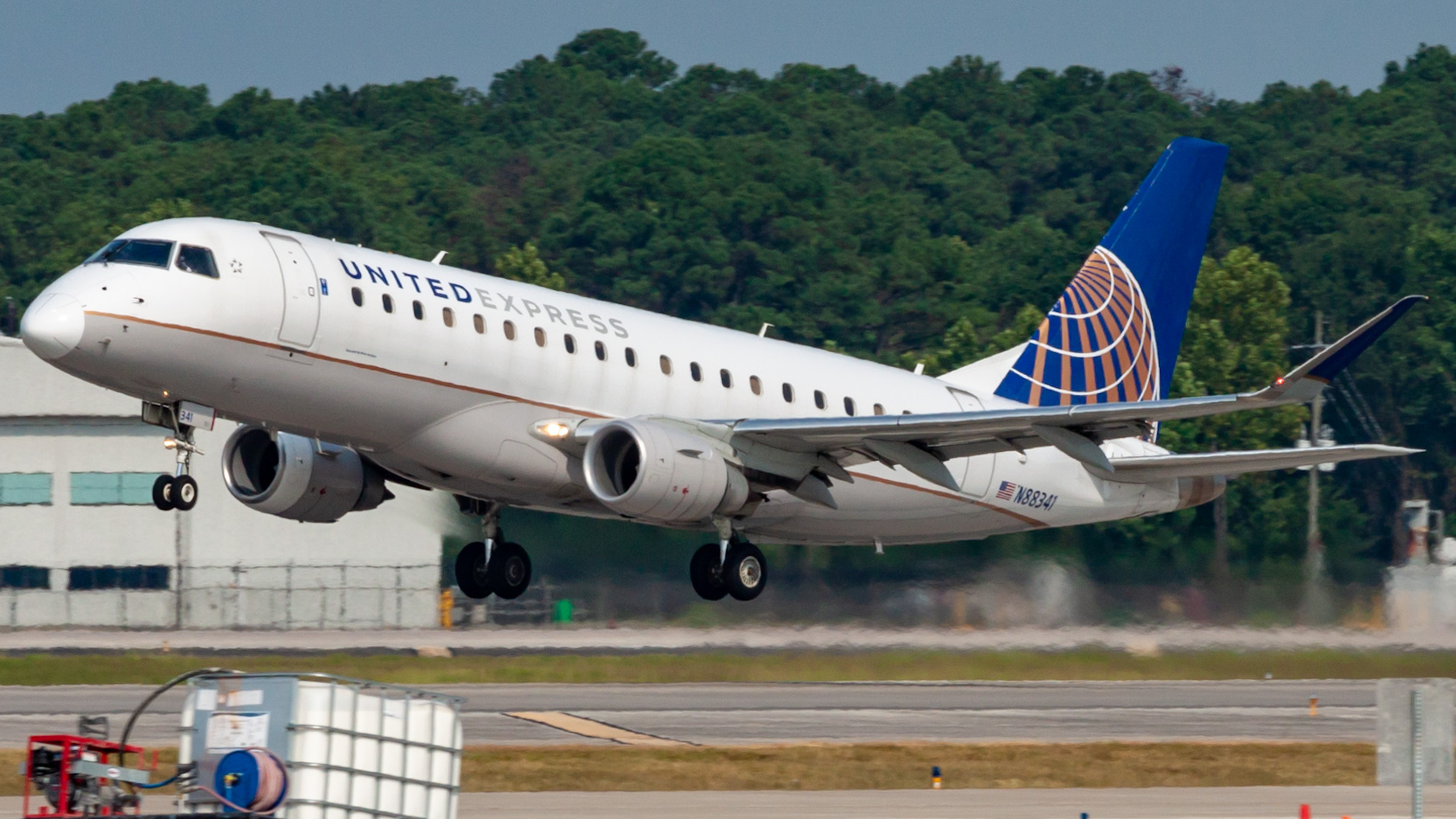 Full size: United Express Embraer E175 N88341 at Houston-George Bush Intercontinental Airport