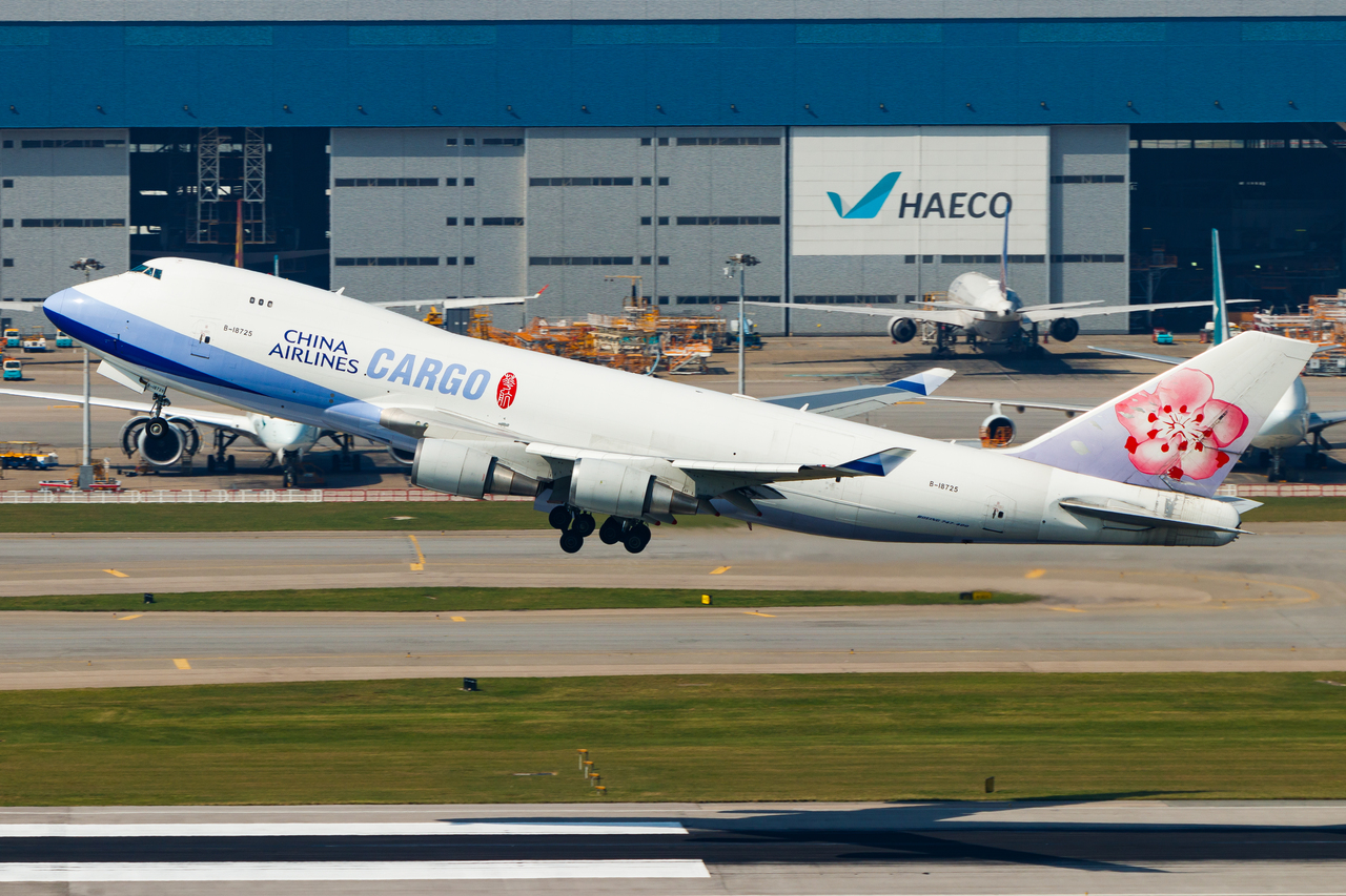 Full size: China Airlines Cargo Boeing 747-400F B-18725 at Hong Kong International Airport