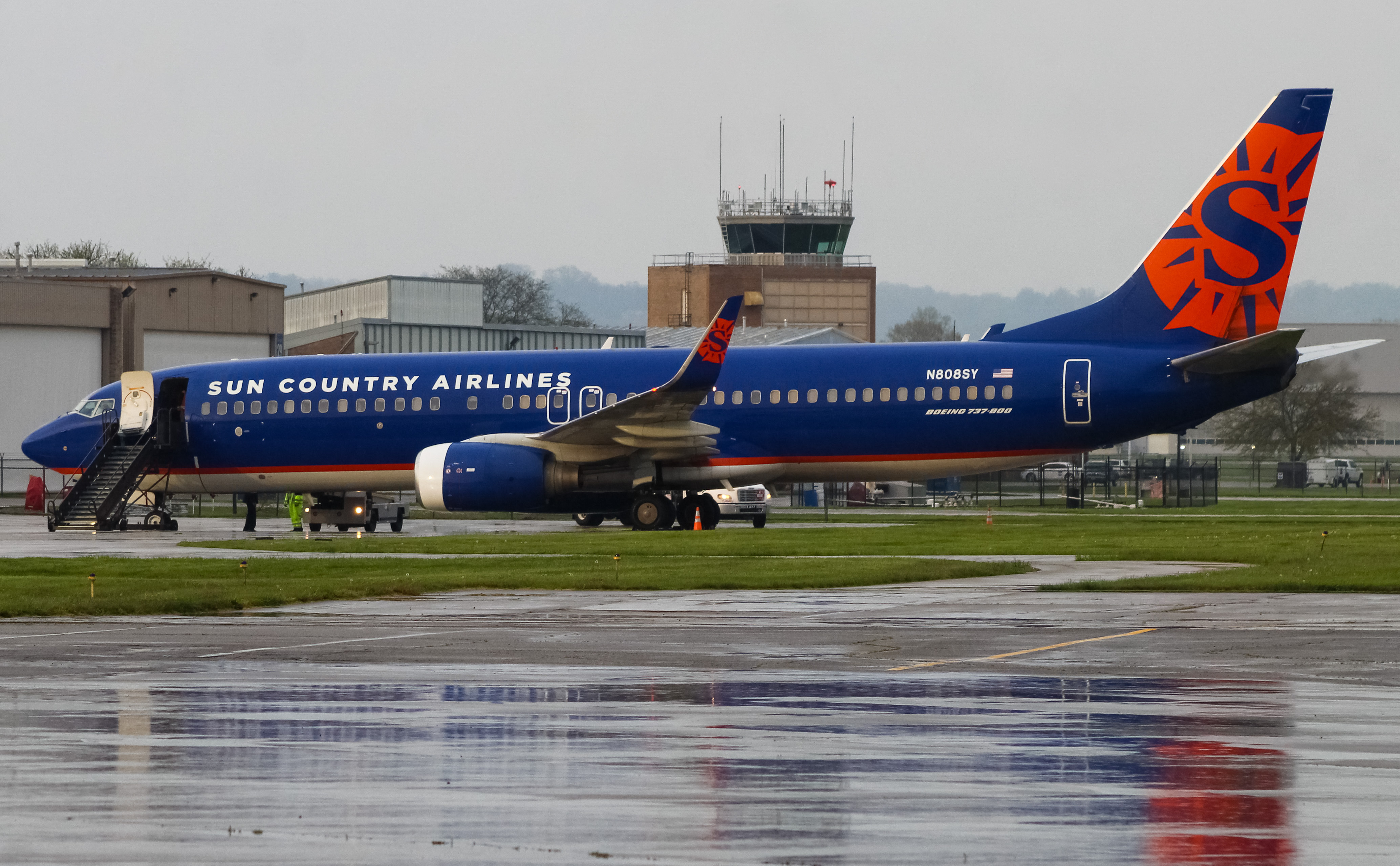 Full size: Sun Country Airlines Boeing 737-800 N808SY at Cincinnati Municipal Airport/Lunken Field
