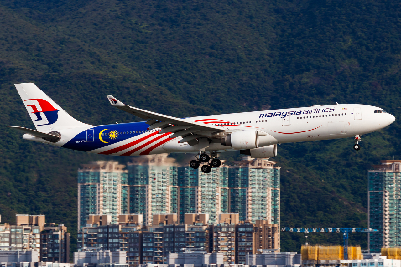 Full size: Malaysia Airlines Airbus A330-300 9M-MTA at Hong Kong International Airport