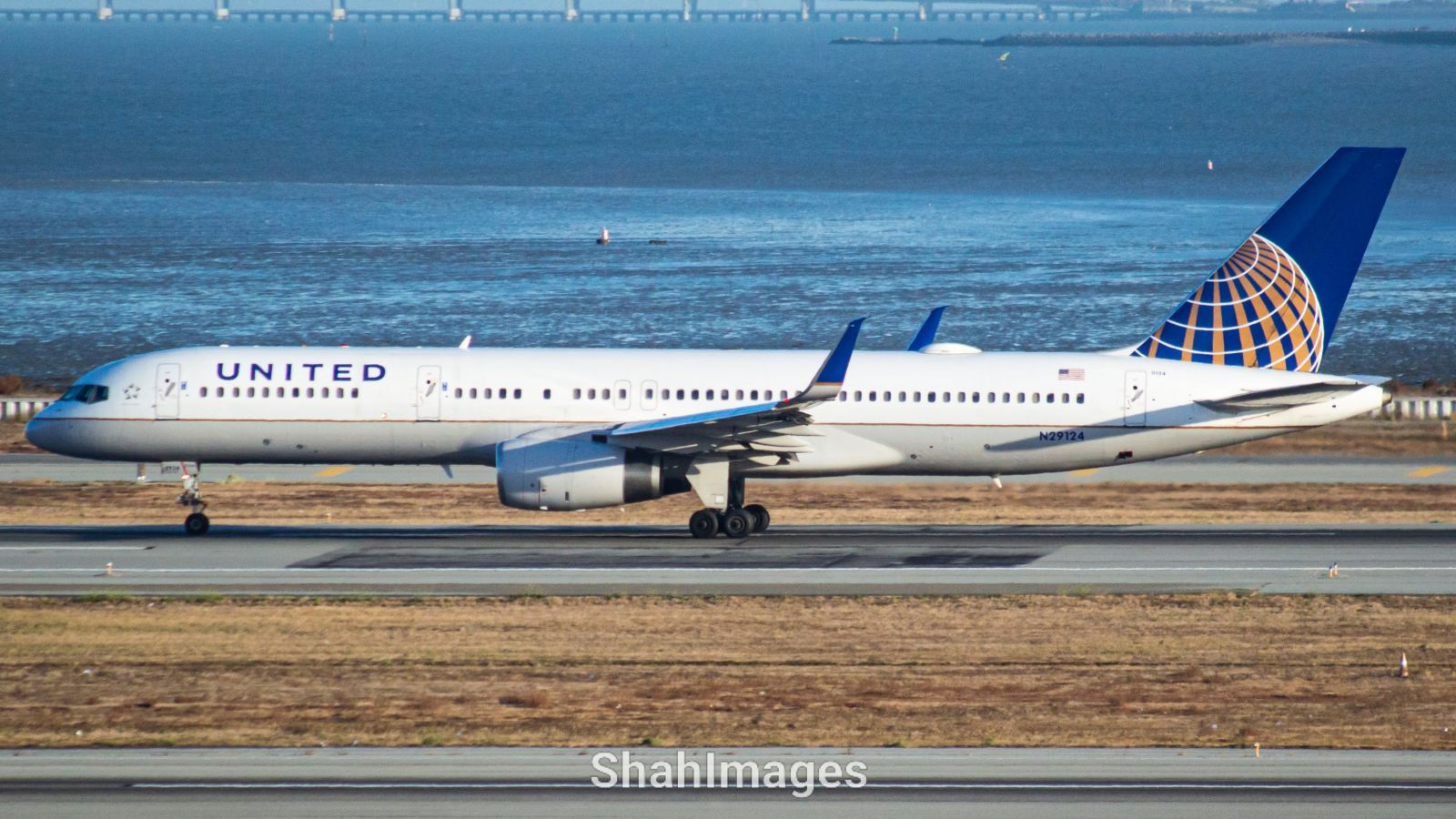 Full size: United Airlines Boeing 757-200 N29124 at San Francisco International Airport