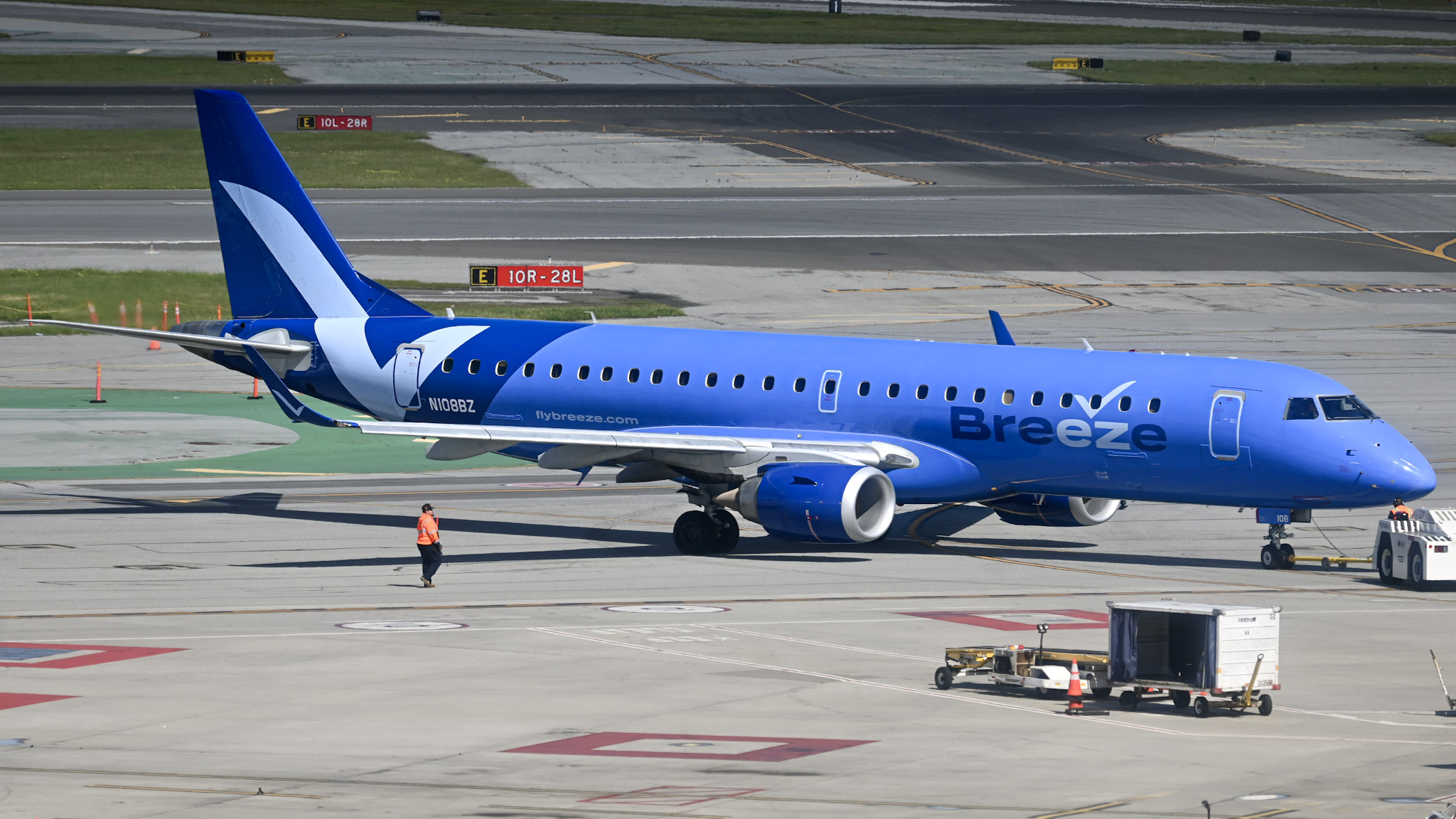 Full size: Breeze Airways Embraer E190 N108BZ at San Francisco International Airport
