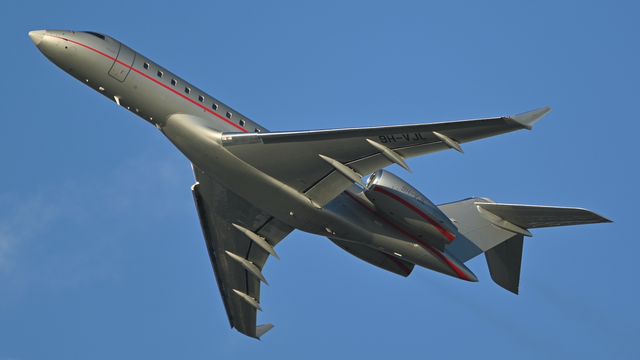 Full size: VistaJet Bombardier Global 6000 9H-VJL at Los Angeles International Airport