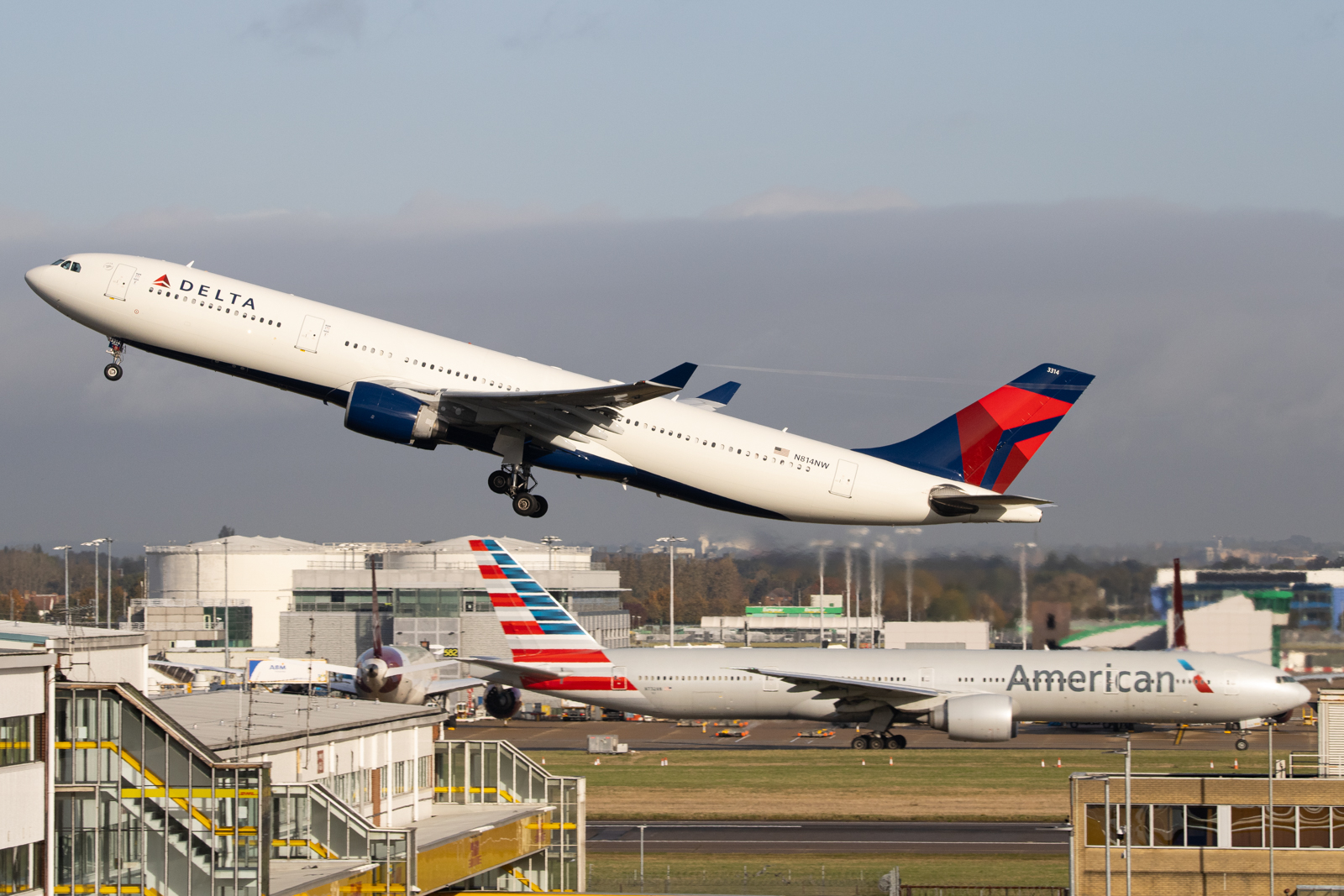 Full size: Delta Airlines Airbus A330-300 N814NW at London Heathrow International Airport