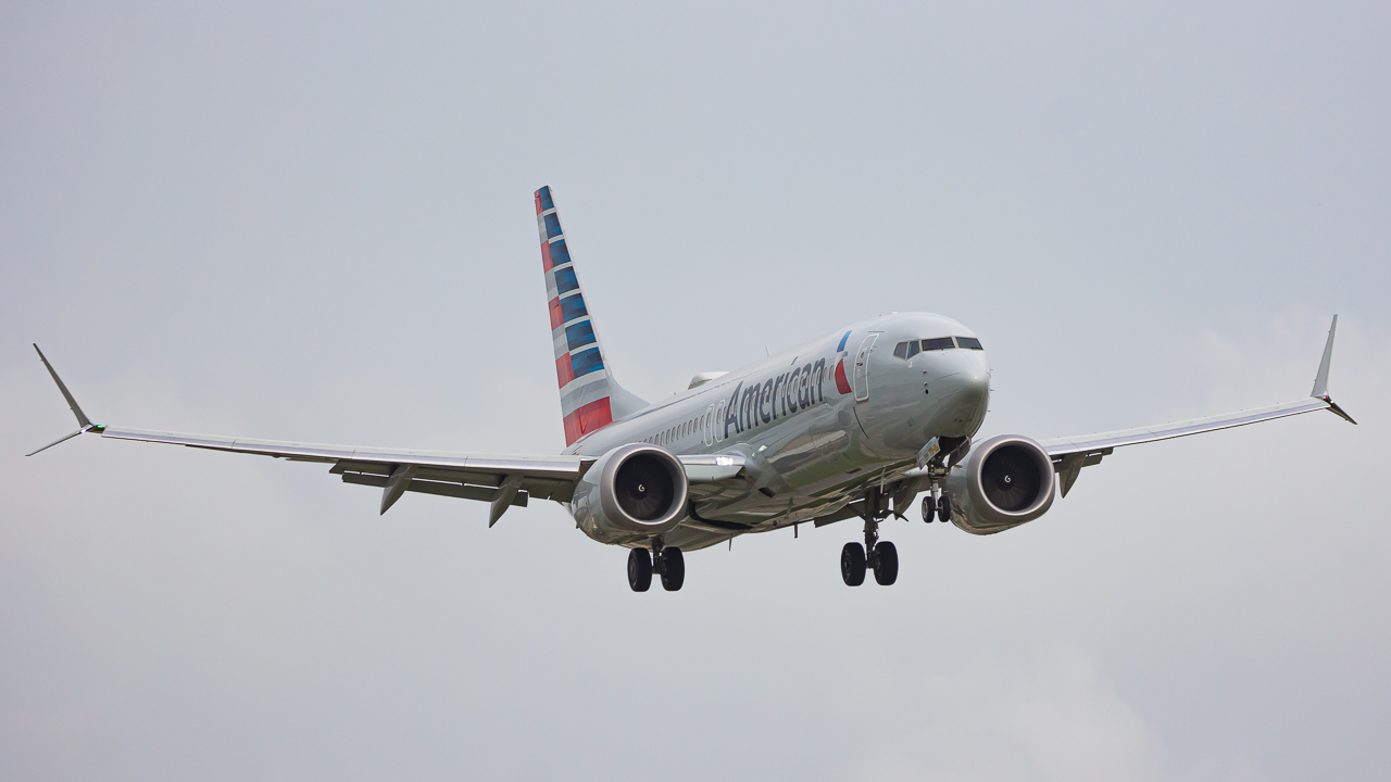 Full size: American Airlines Boeing 737 MAX 8 N327SK at Miami International Airport