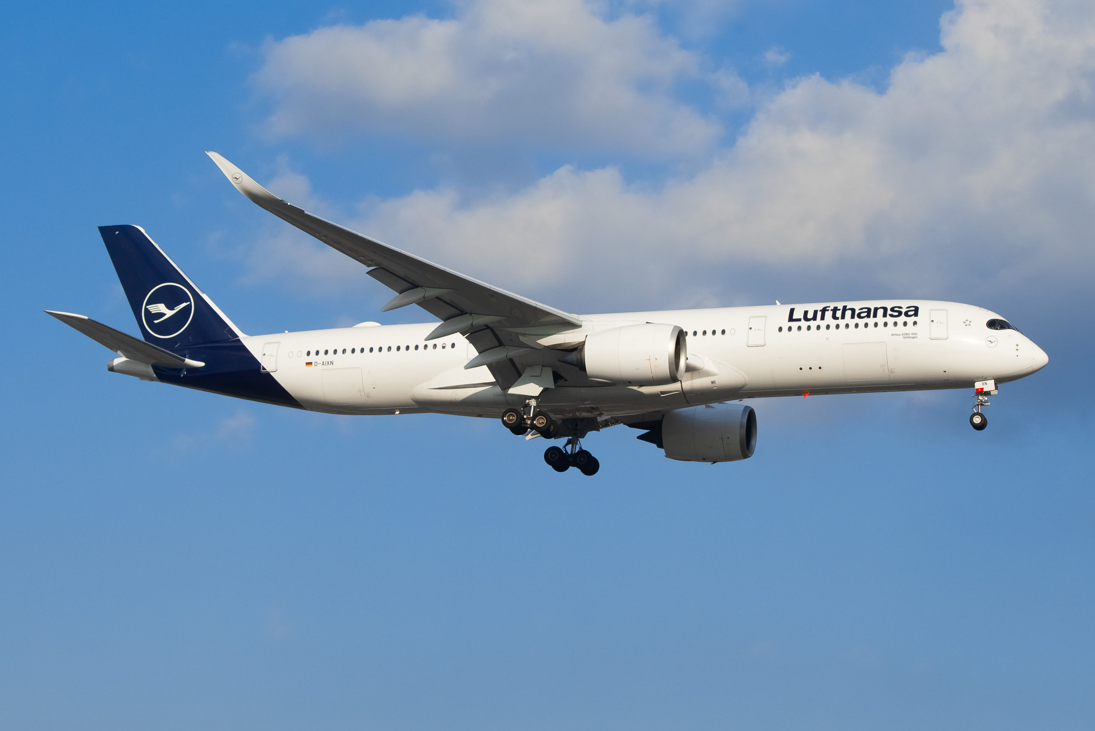 Full size: Lufthansa Airbus A350-900 D-AIXN at Newark Liberty International Airport
