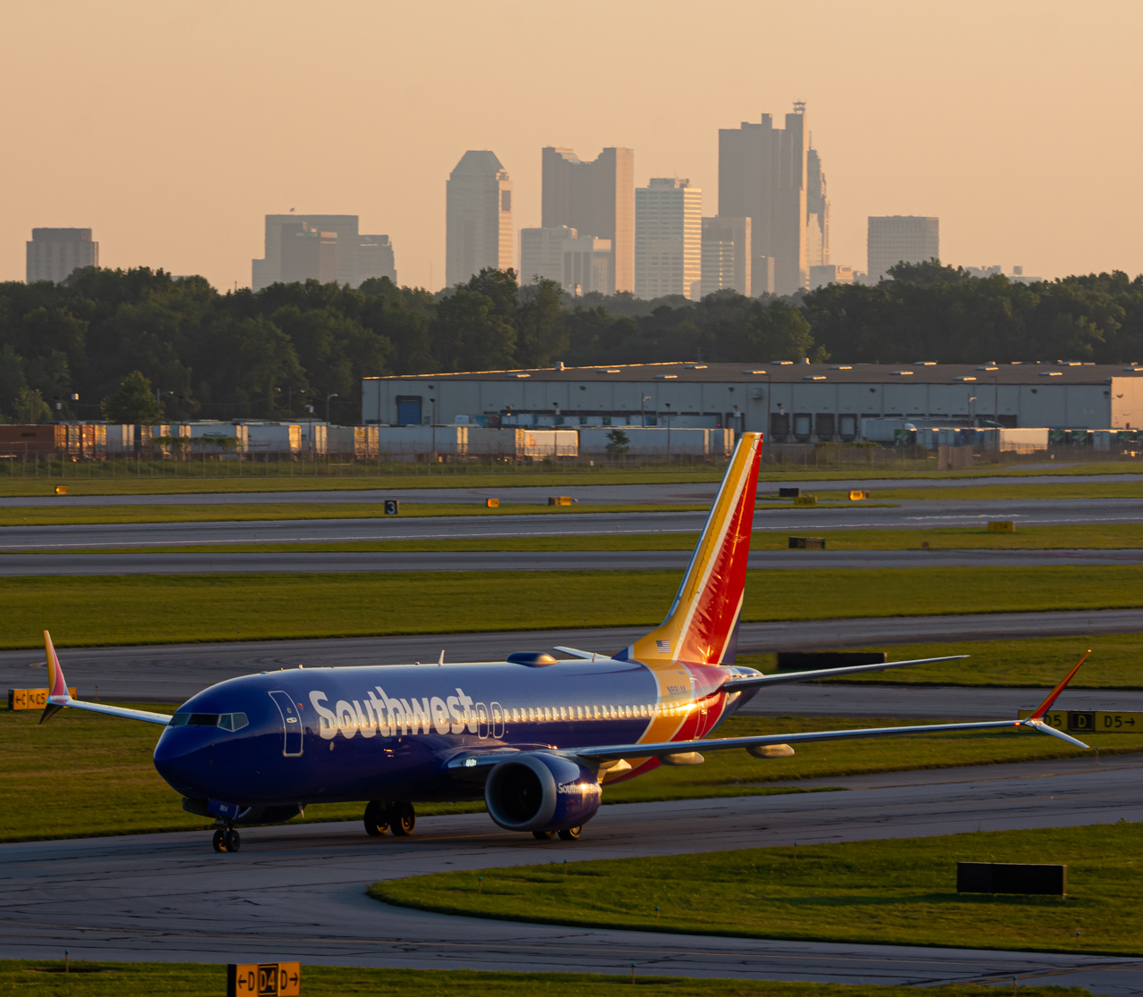 Full size: Southwest Airlines Boeing 737 MAX 8 N8814K at John Glenn Columbus International Airport