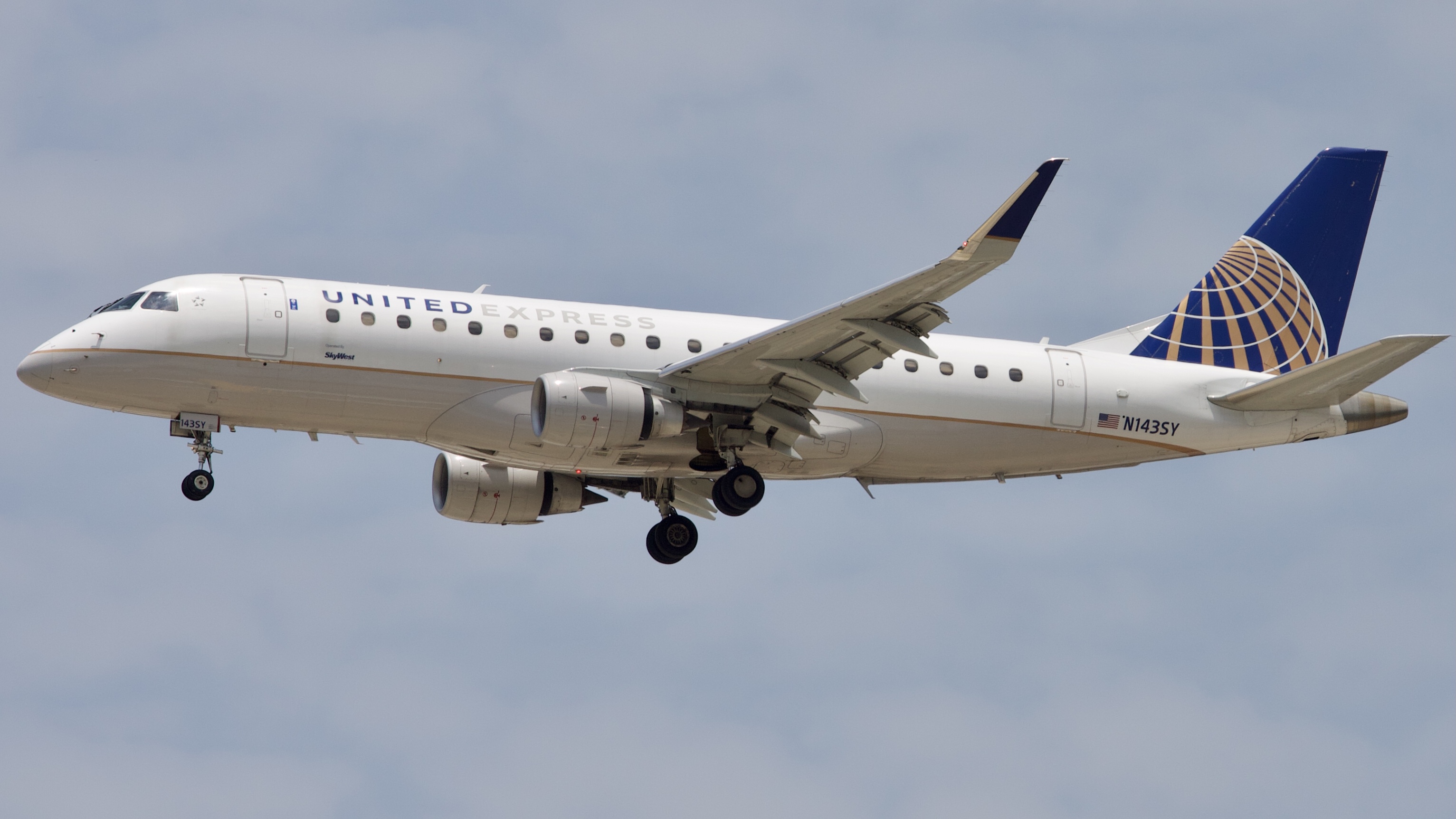 Full size: United Express Embraer E175 N143SY at Houston-George Bush Intercontinental Airport