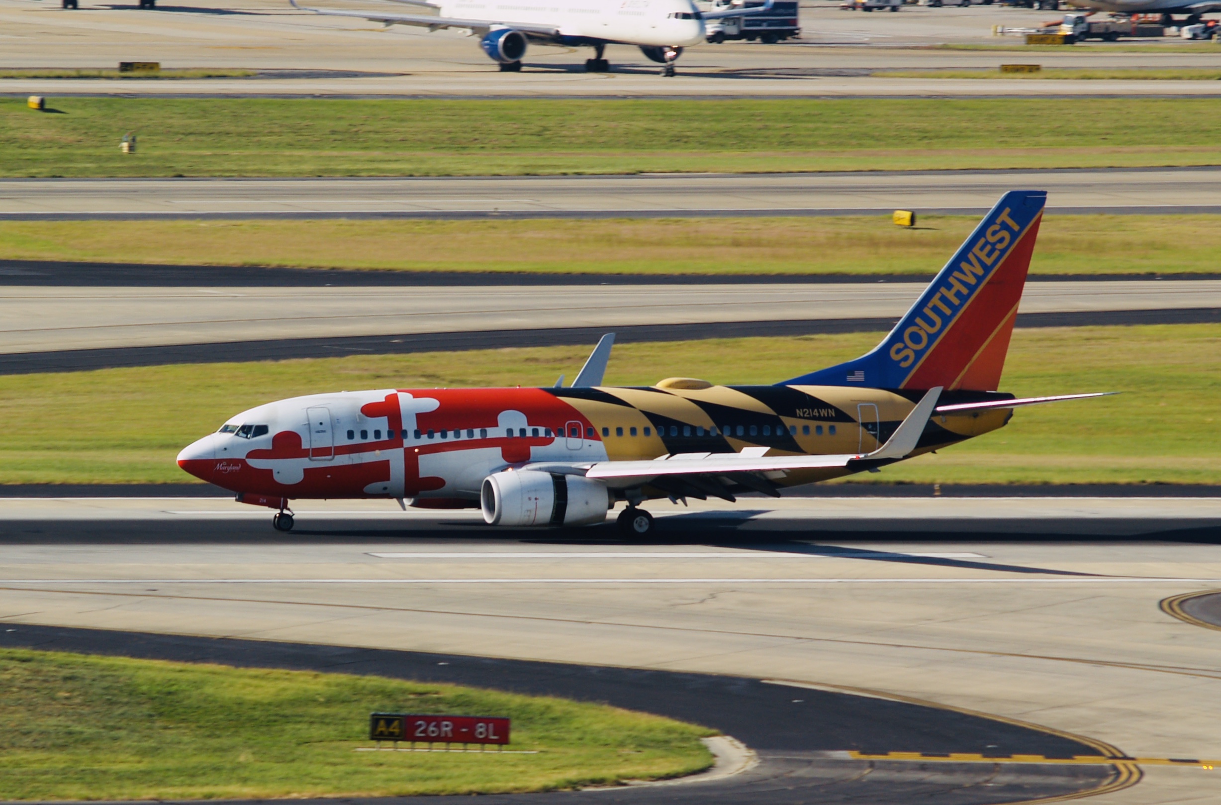 Full size: Southwest Airlines Boeing 737-700 N214WN at Hartsfield-Jackson Atlanta International Airport