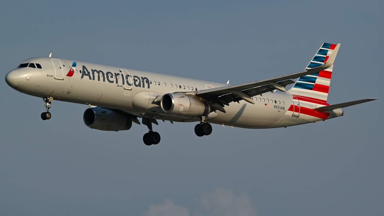 Full size: American Airlines Airbus A321-200 N931AM at Dallas-Fort Worth International Airport