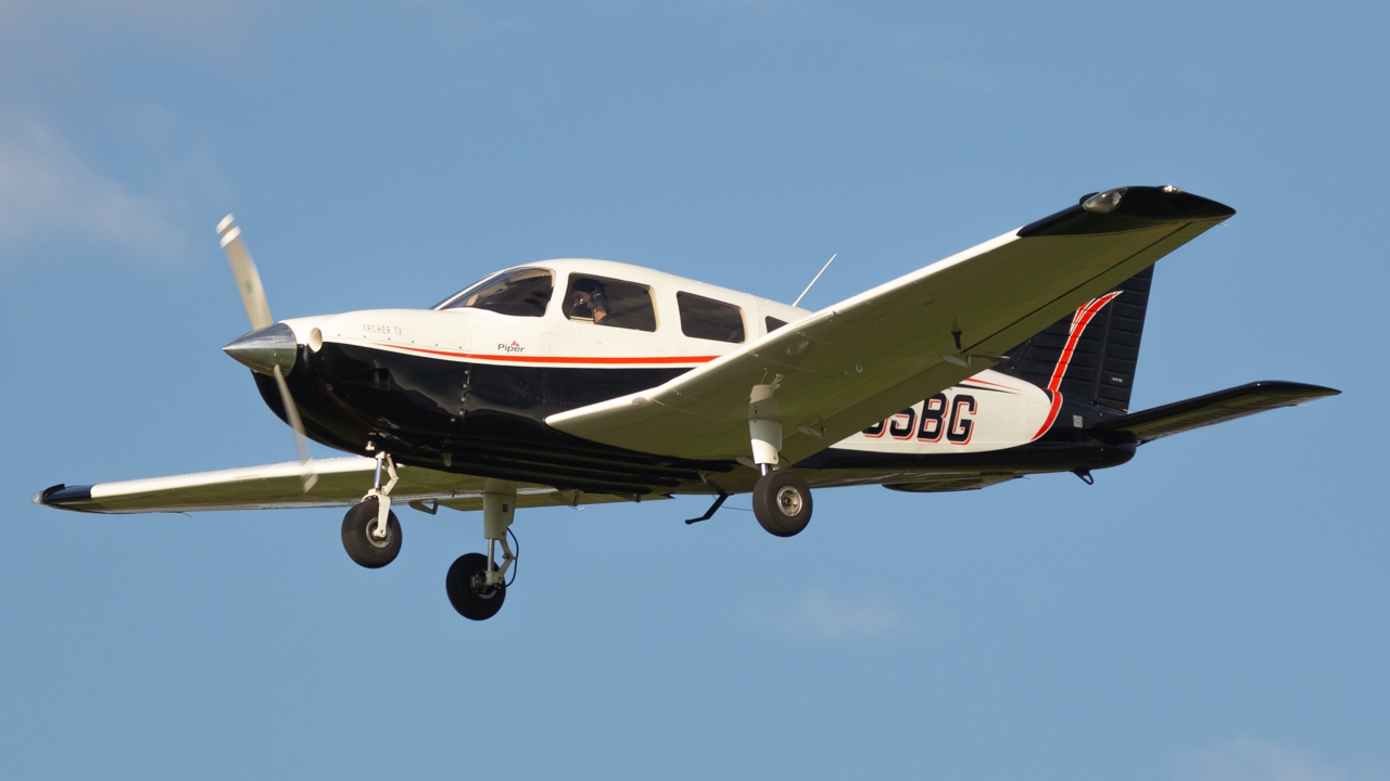 Full size: PRIVATE Piper 28 Cherokee N335BG at John Glenn Columbus International Airport