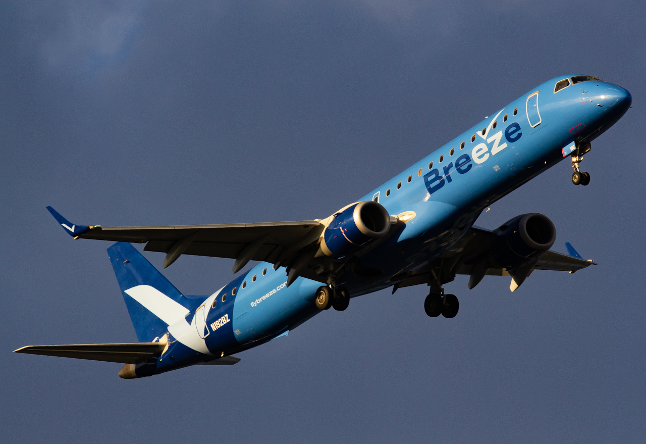 Full size: Breeze Airways Embraer E195 N192BZ at Tampa International Airport