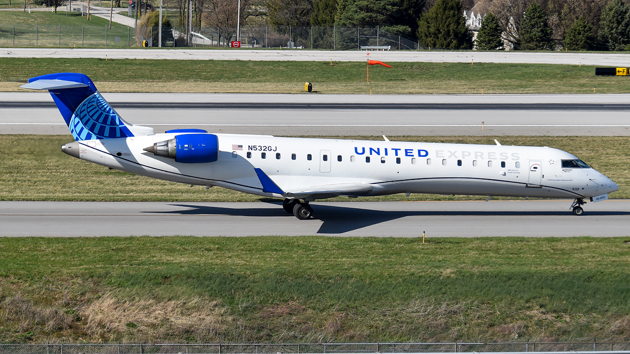 Full size: United Express CRJ-550 N532GJ at John Glenn Columbus International Airport