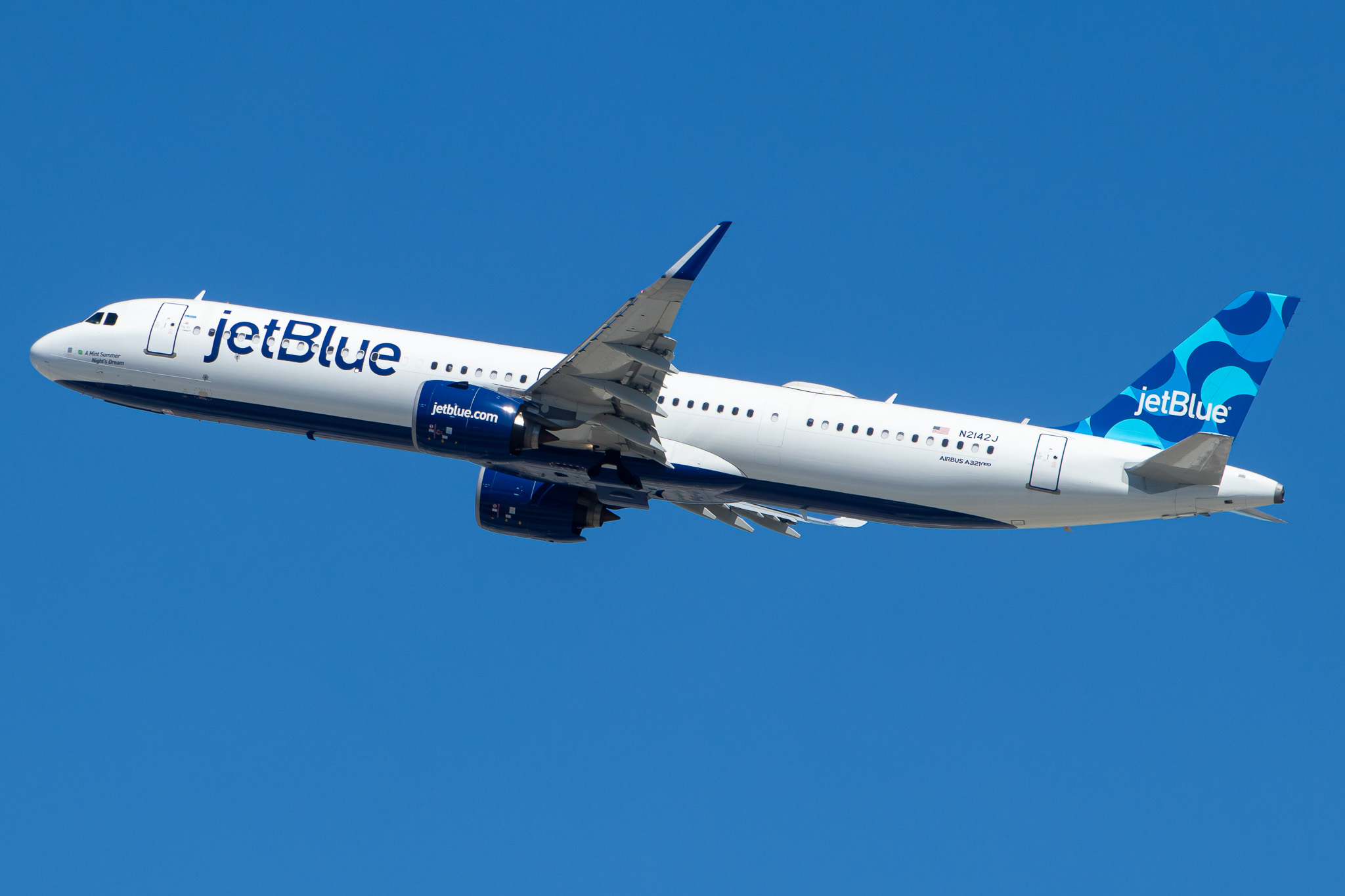 Full size: JetBlue Airways Airbus A321NEO N2142J at Los Angeles International Airport