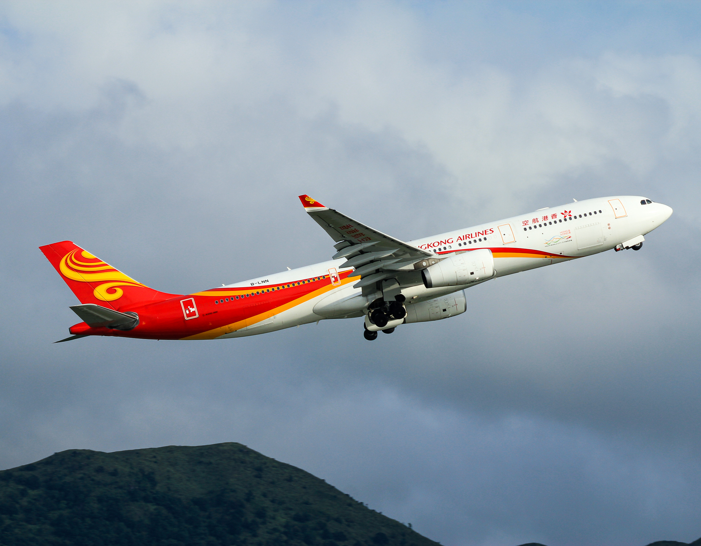 Full size: Hong Kong Airlines Airbus A330-300 B-LNN at Hong Kong International Airport