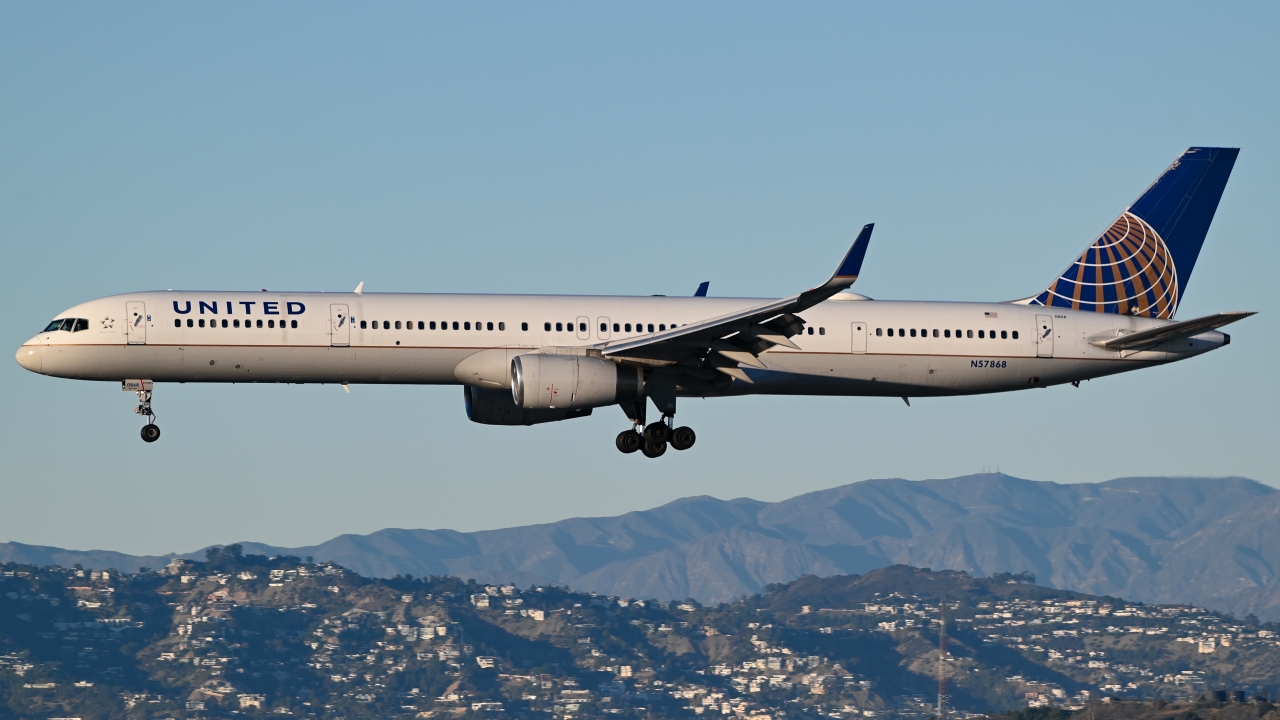 Full size: United Airlines Boeing 757-300 N57868 at Los Angeles International Airport