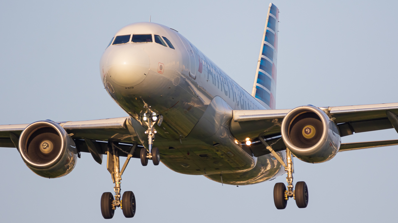 Full size: American Airlines Airbus A319 N741UW at John Glenn Columbus International Airport
