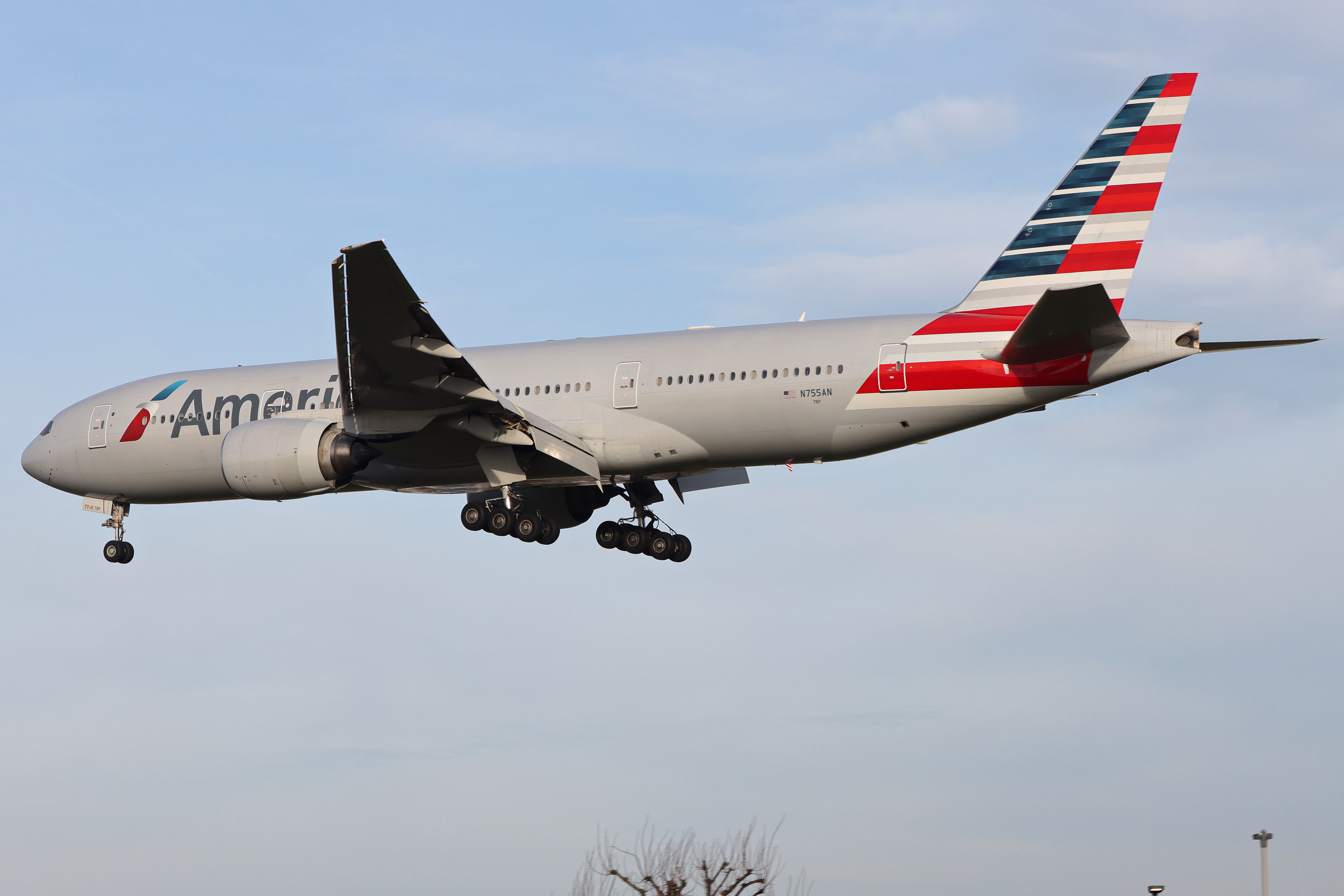 Full size: American Airlines Boeing 777-200ER N755AN at London Heathrow International Airport