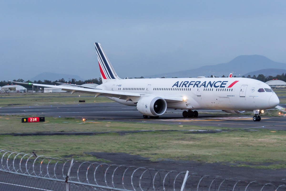 Full size: Air France Boeing 787-9 F-HRBE at Mexico City International Airport
