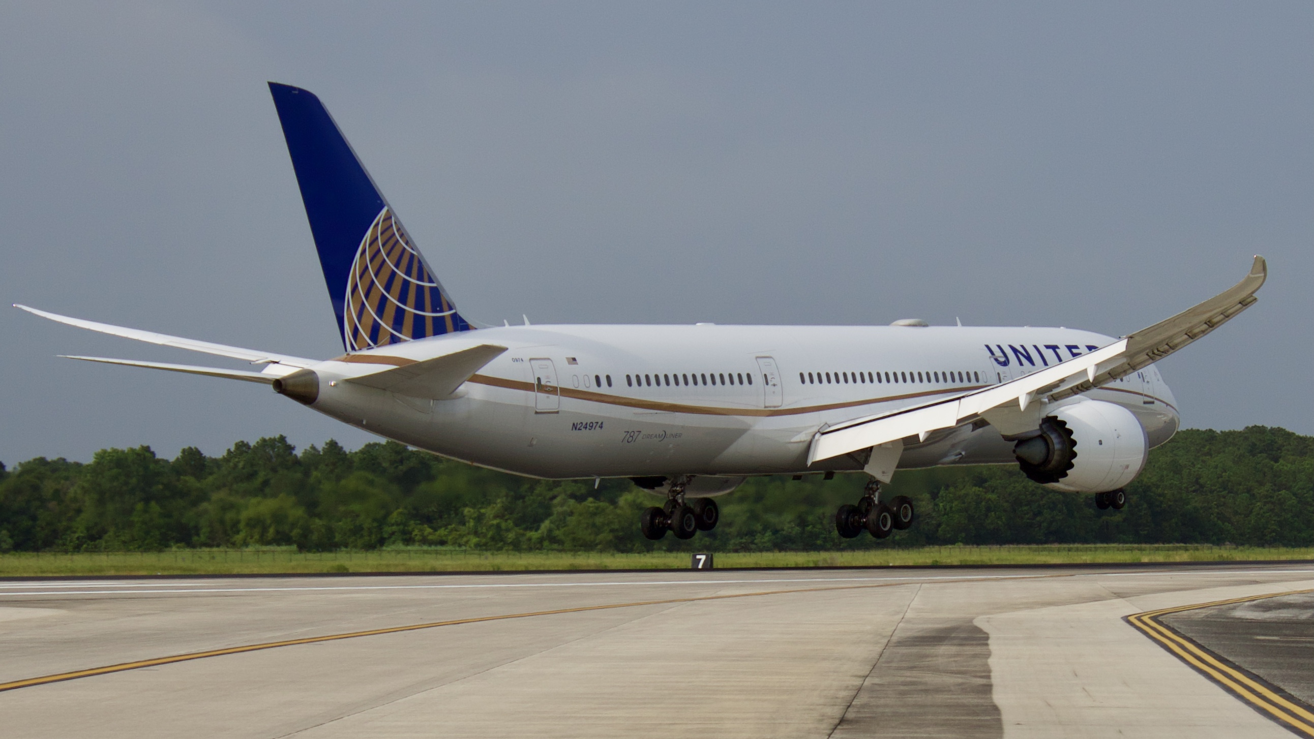 Full size: United Airlines Boeing 787-9 N24974 at Houston-George Bush Intercontinental Airport
