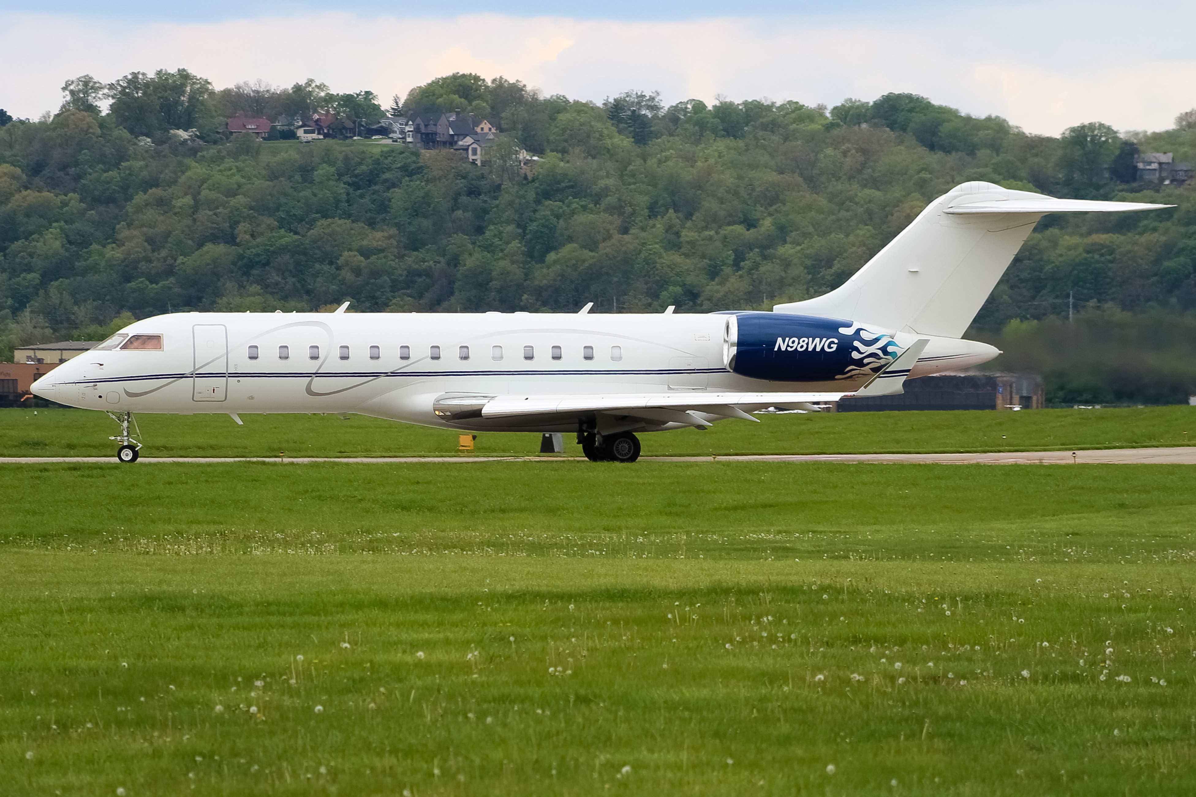 Full size: PRIVATE  Bombardier Global Express N98WG at Cincinnati Municipal Airport/Lunken Field