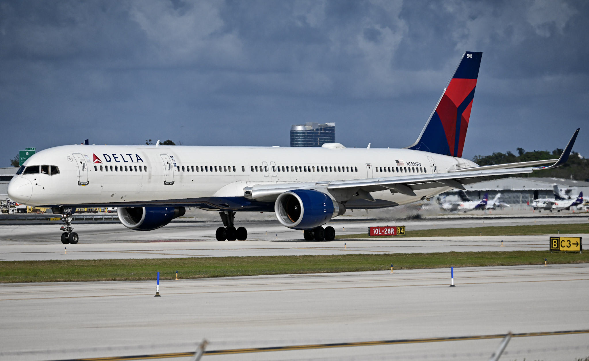 Full size: Delta Airlines Boeing 757-300 N588NW at Fort Lauderdale/Hollywood International Airport