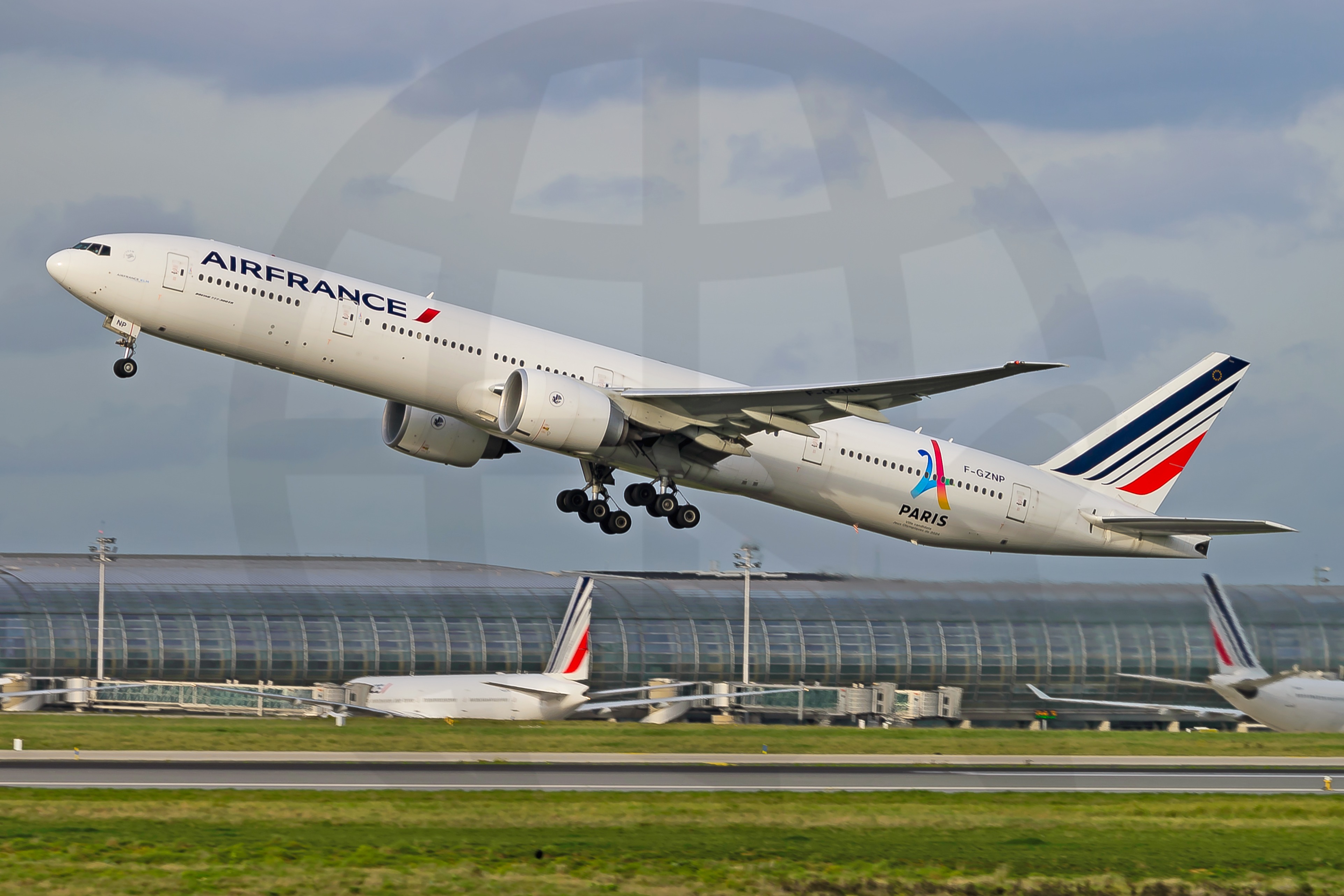 Full size: Air France Boeing 777-300ER F-GZNP  at Paris Charles de Gaulle Airport