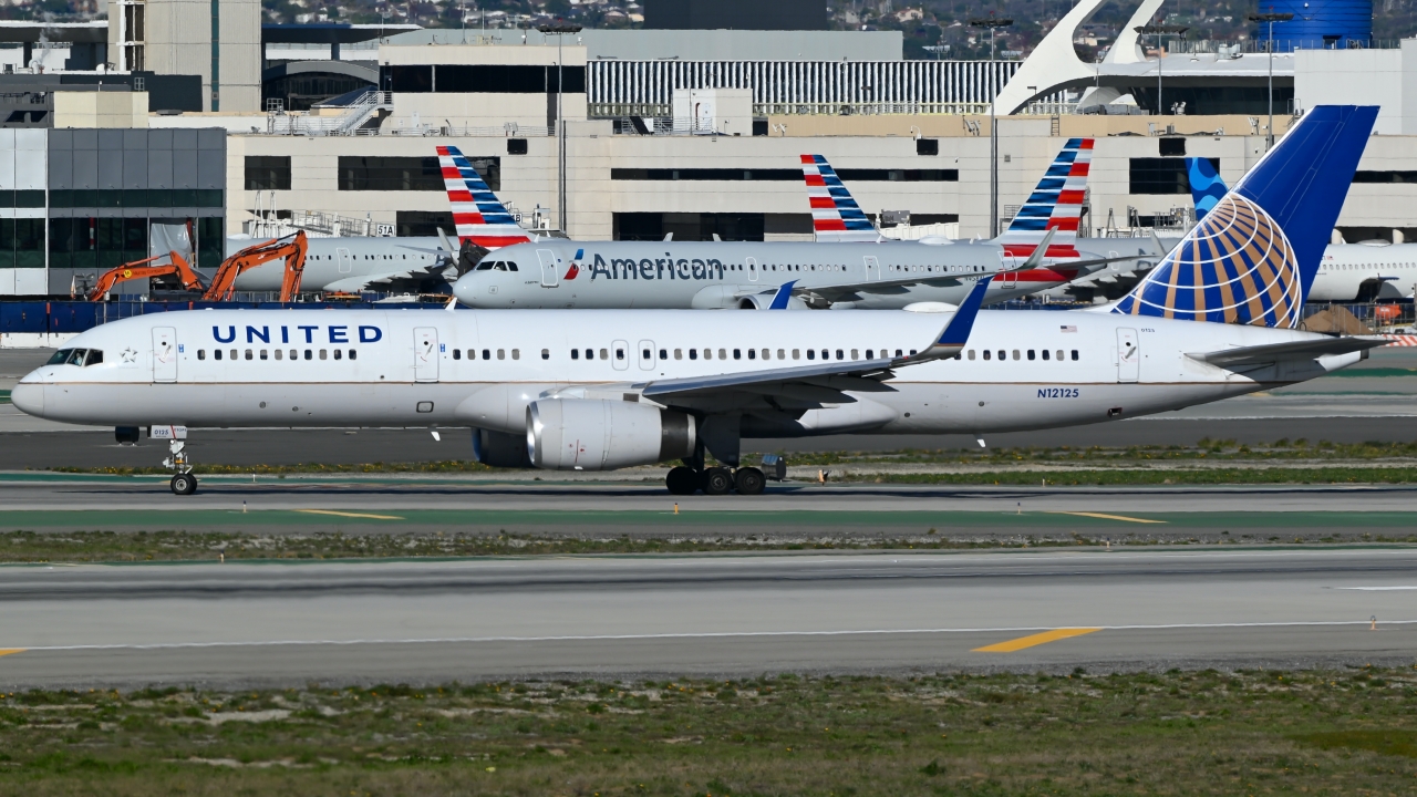 Full size: United Airlines Boeing 757-200 N12125 at Los Angeles International Airport