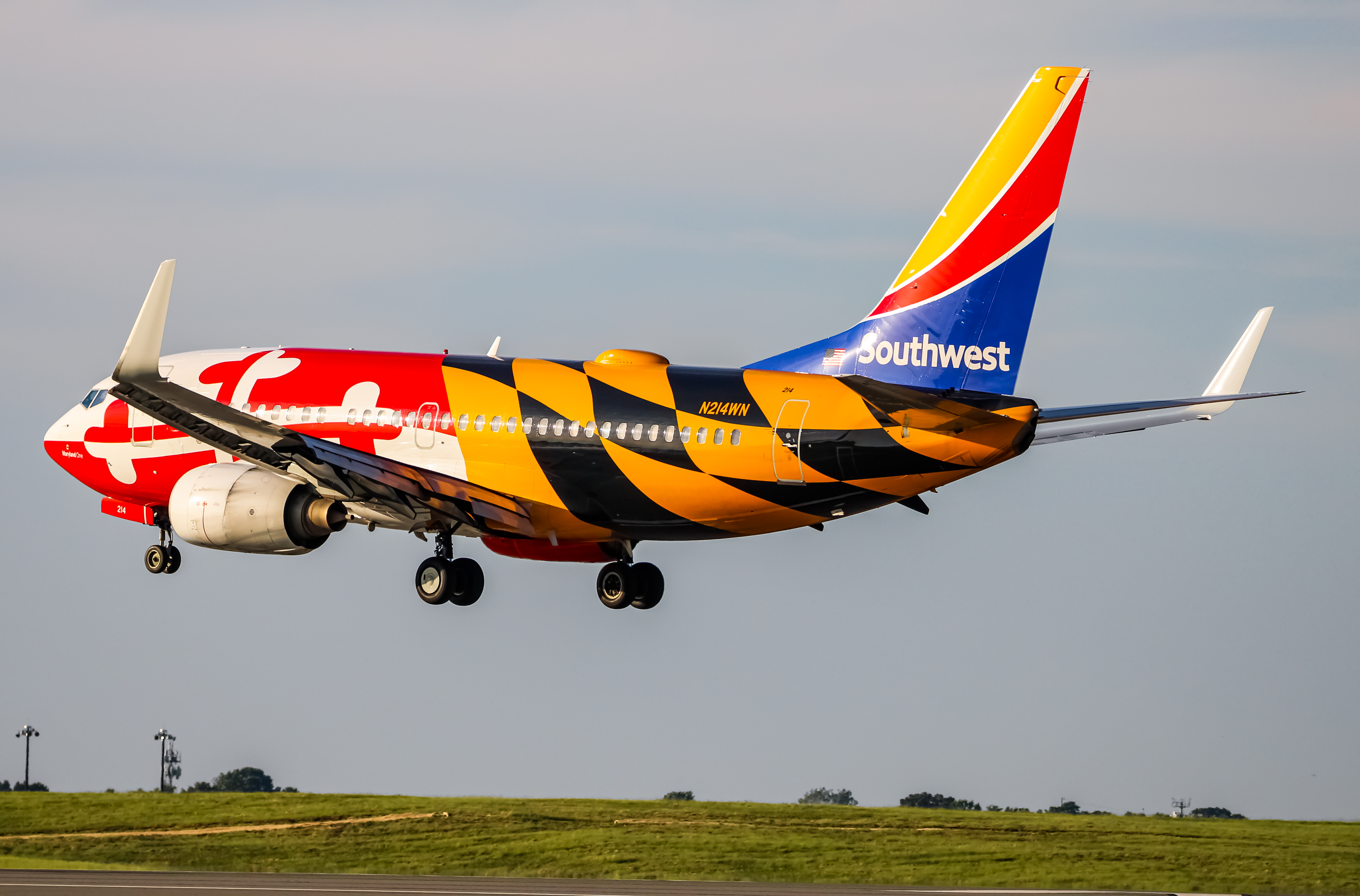 Full size: Southwest Airlines Boeing 737-700 N214WN at Baltimore/Washington International Thurgood Marshall Airport